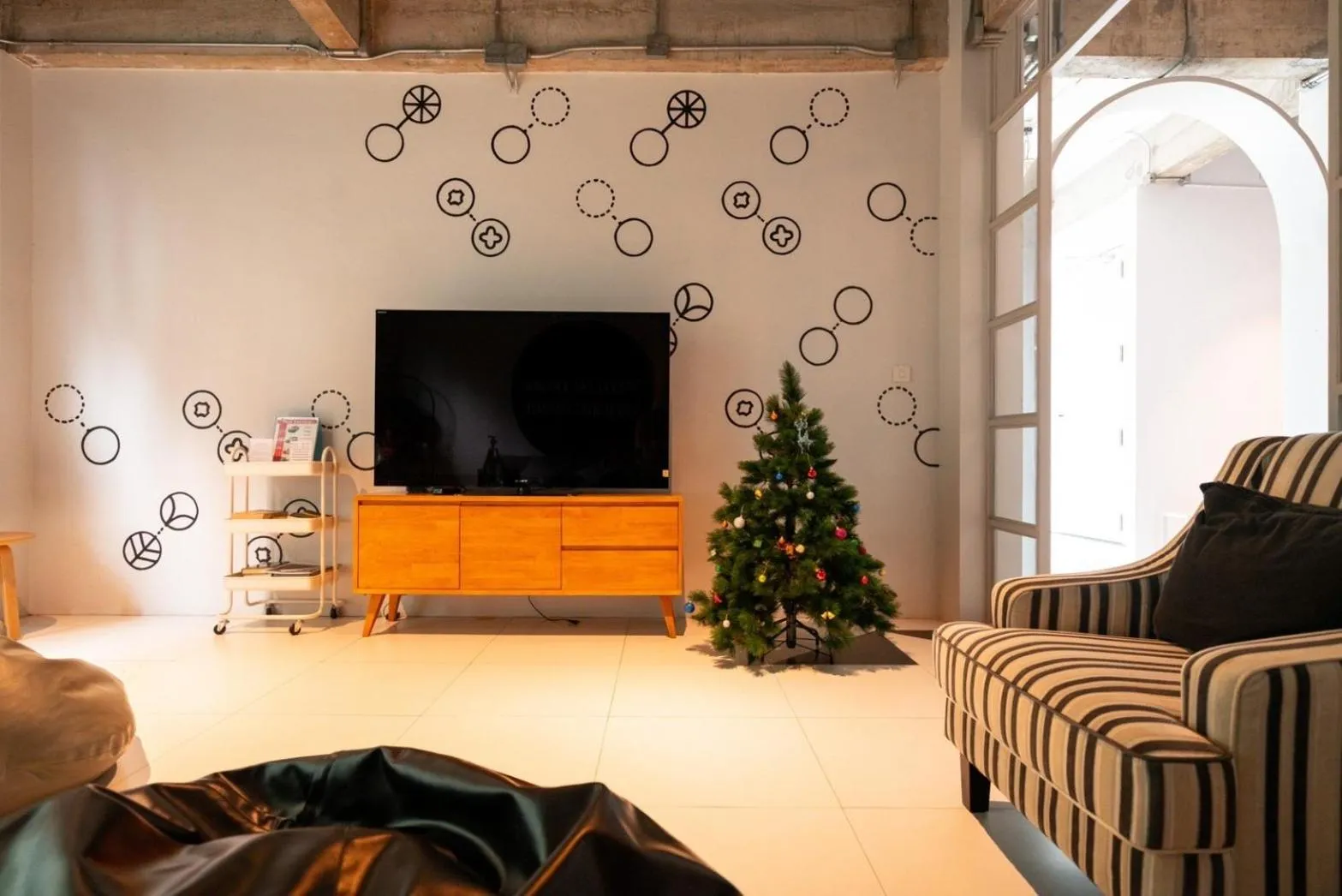 Communal lounge/ TV room in Bedspread Hostel