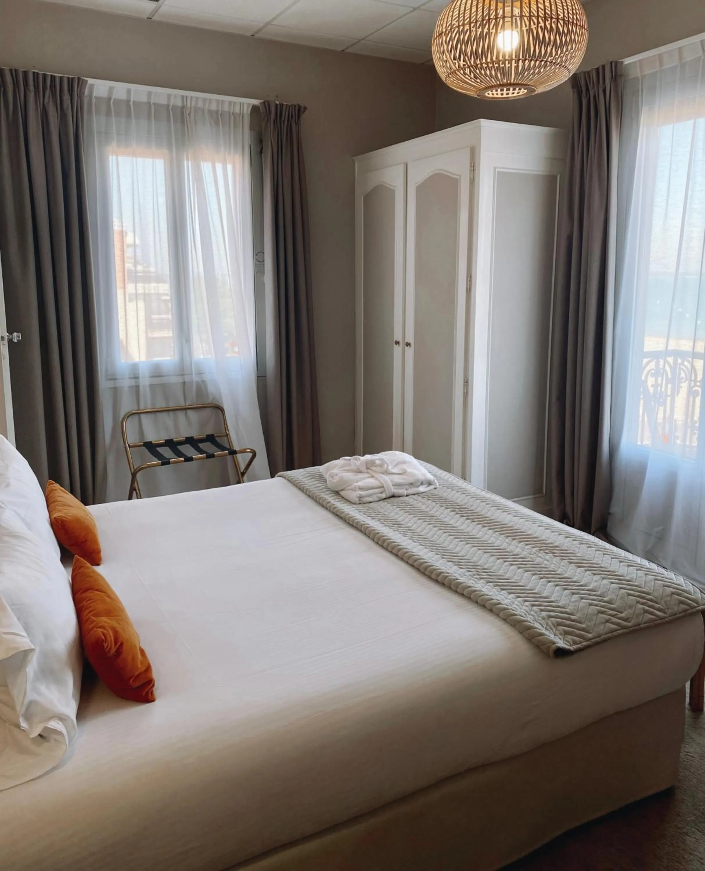 Bedroom, Bed in Grand Hôtel Richelieu