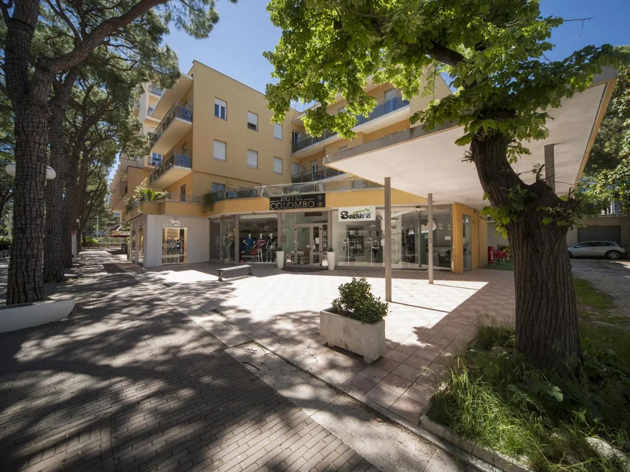 Facade/entrance in Hotel Colombo Facade/entrance in Hotel Colombo