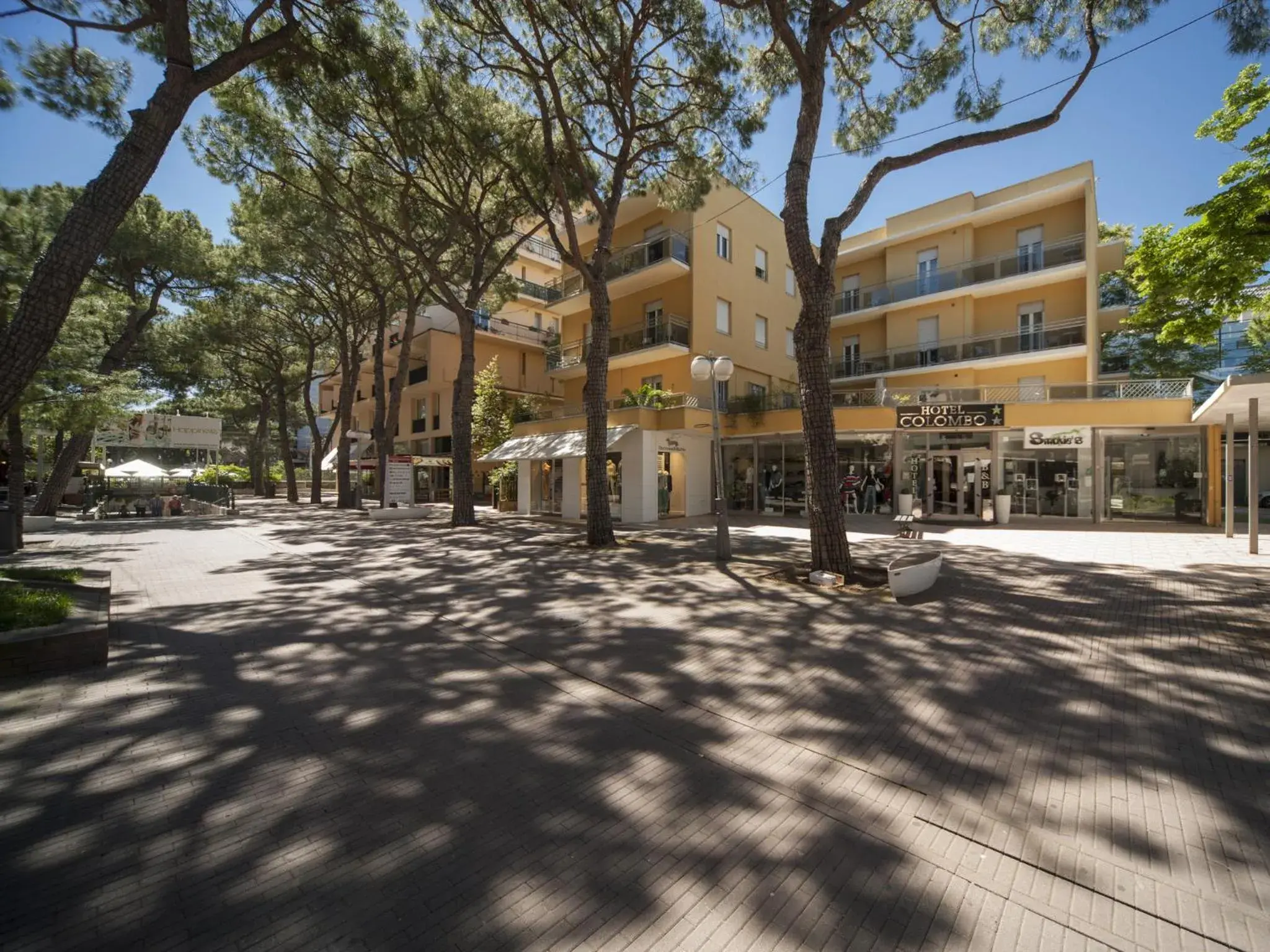 Facade/entrance in Hotel Colombo Facade/entrance in Hotel Colombo