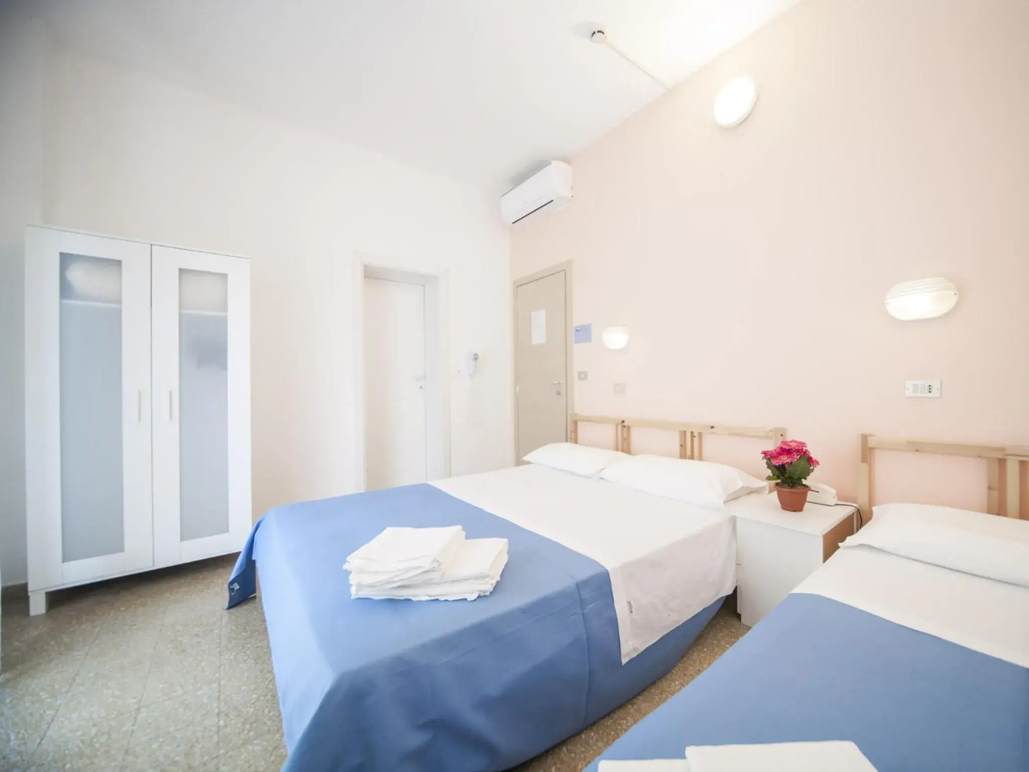 Photo of the whole room, Bed in Hotel Colombo Photo of the whole room, Bed in Hotel Colombo