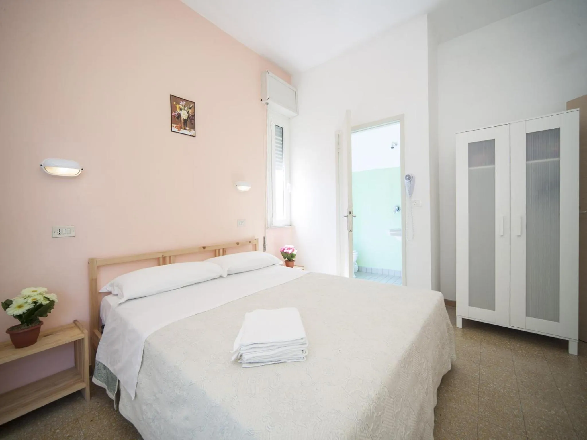 Photo of the whole room, Bed in Hotel Colombo