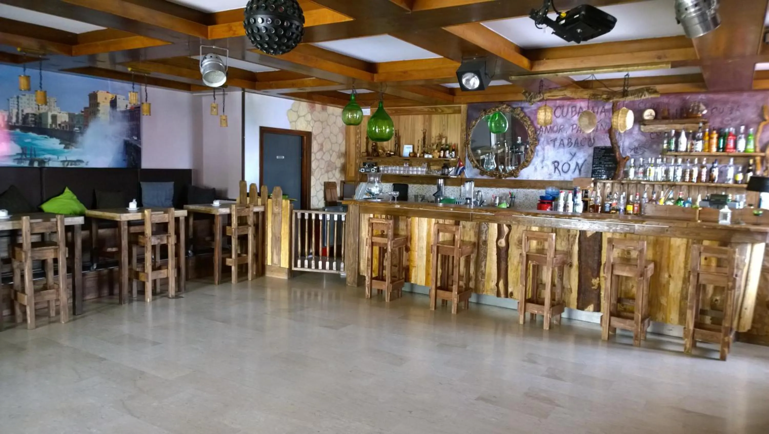 Restaurant/places to eat in Hotel Cubamia