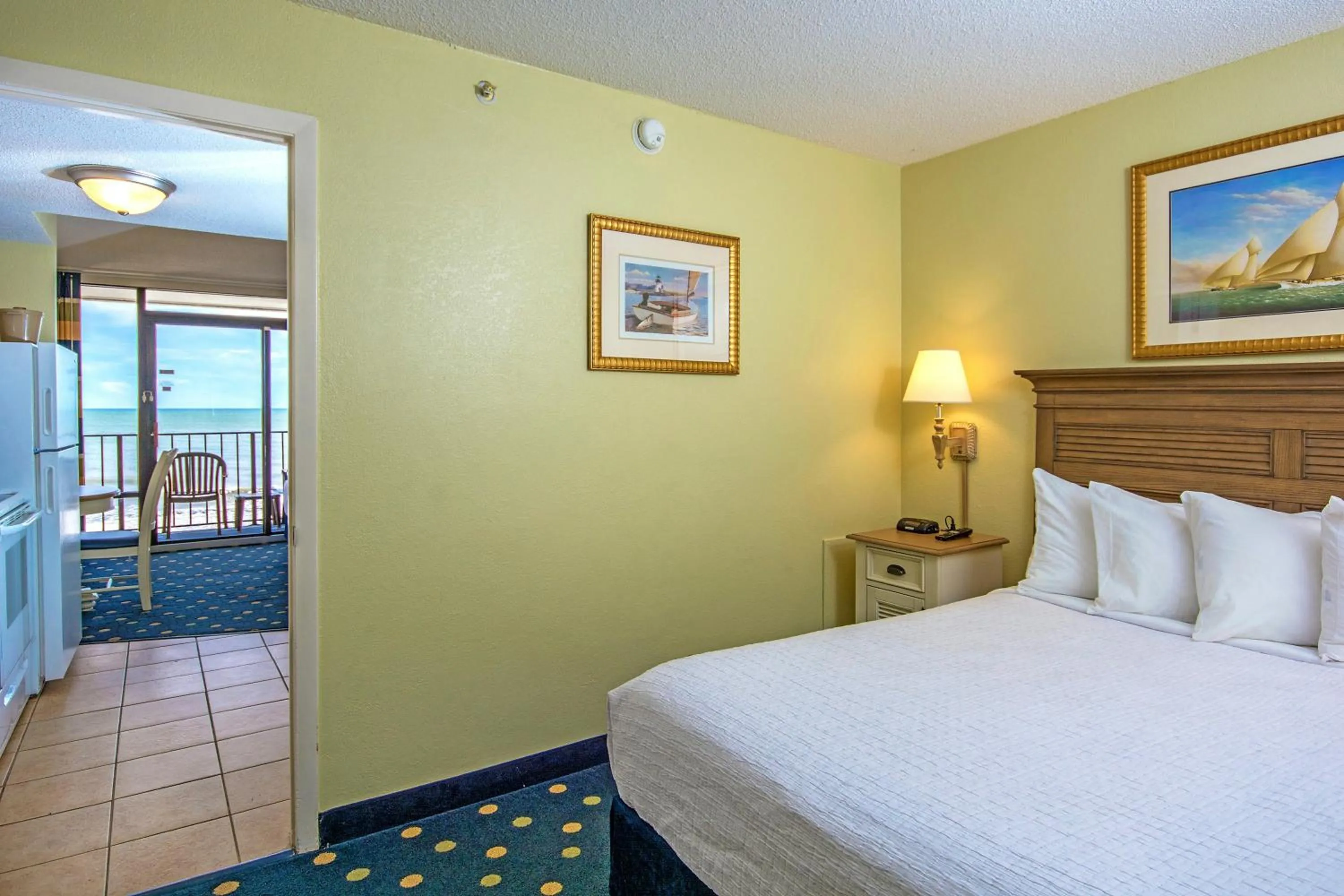 Bedroom, Bed in Compass Cove