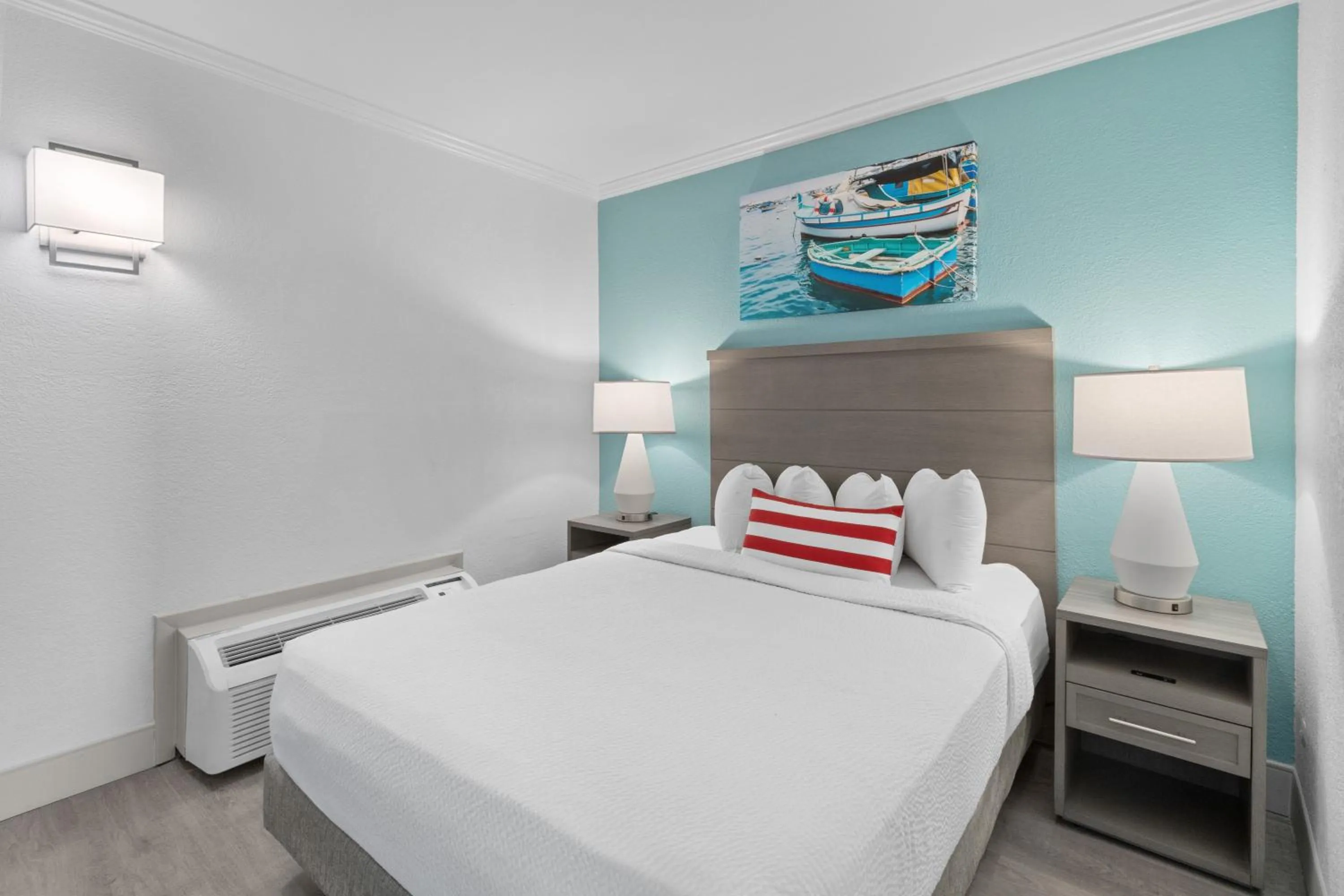 Bedroom, Bed in Compass Cove