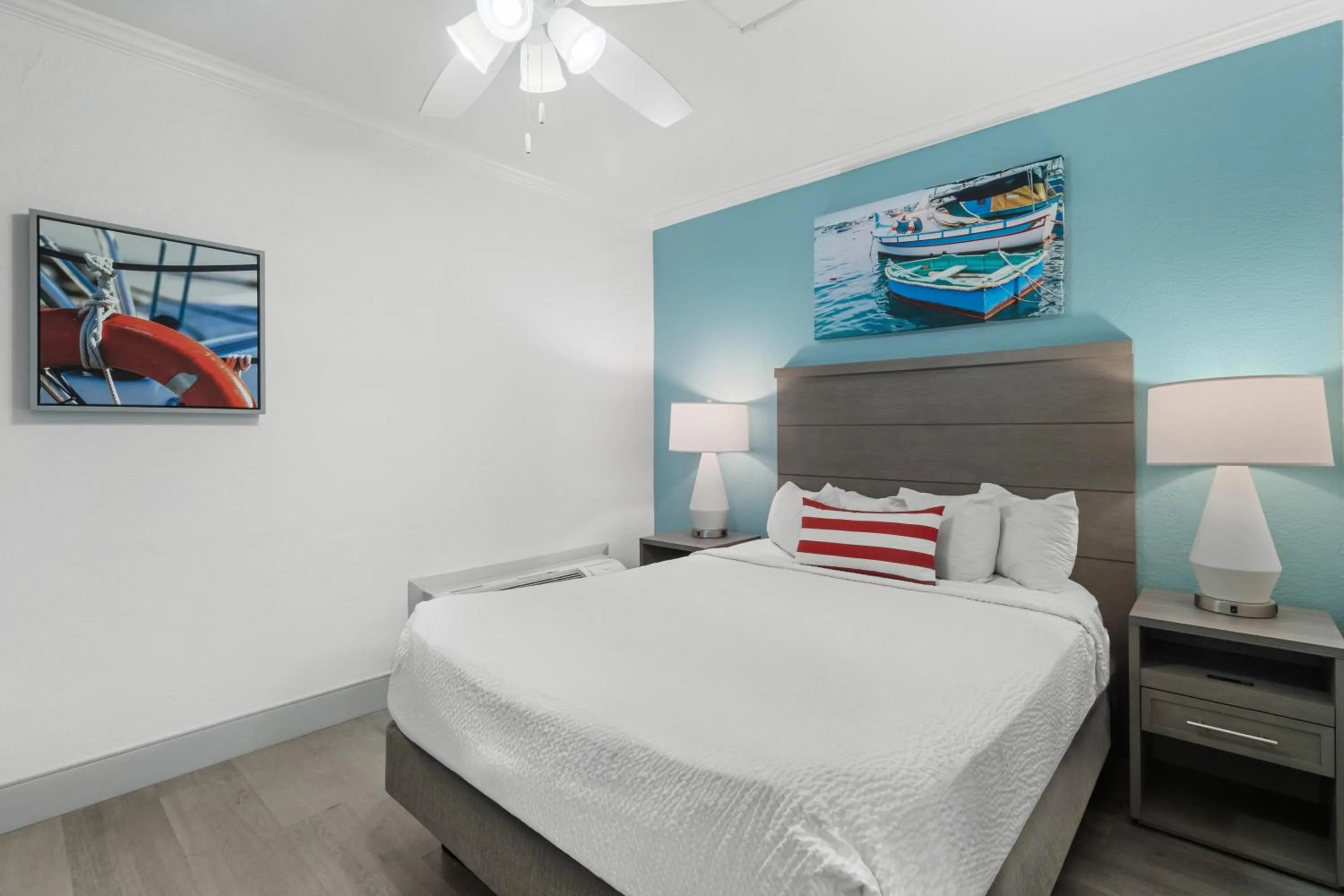 Bedroom, Bed in Compass Cove