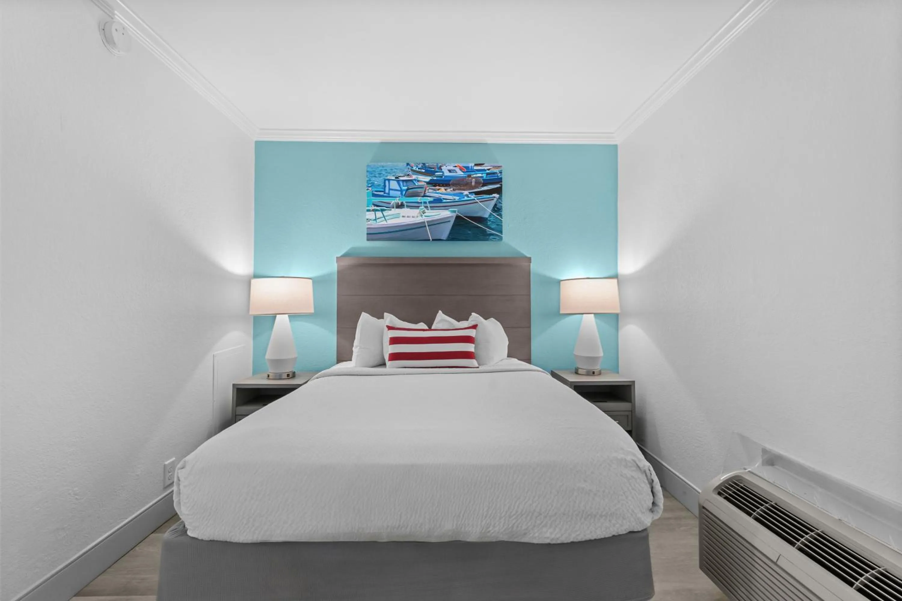 Bedroom, Bed in Compass Cove
