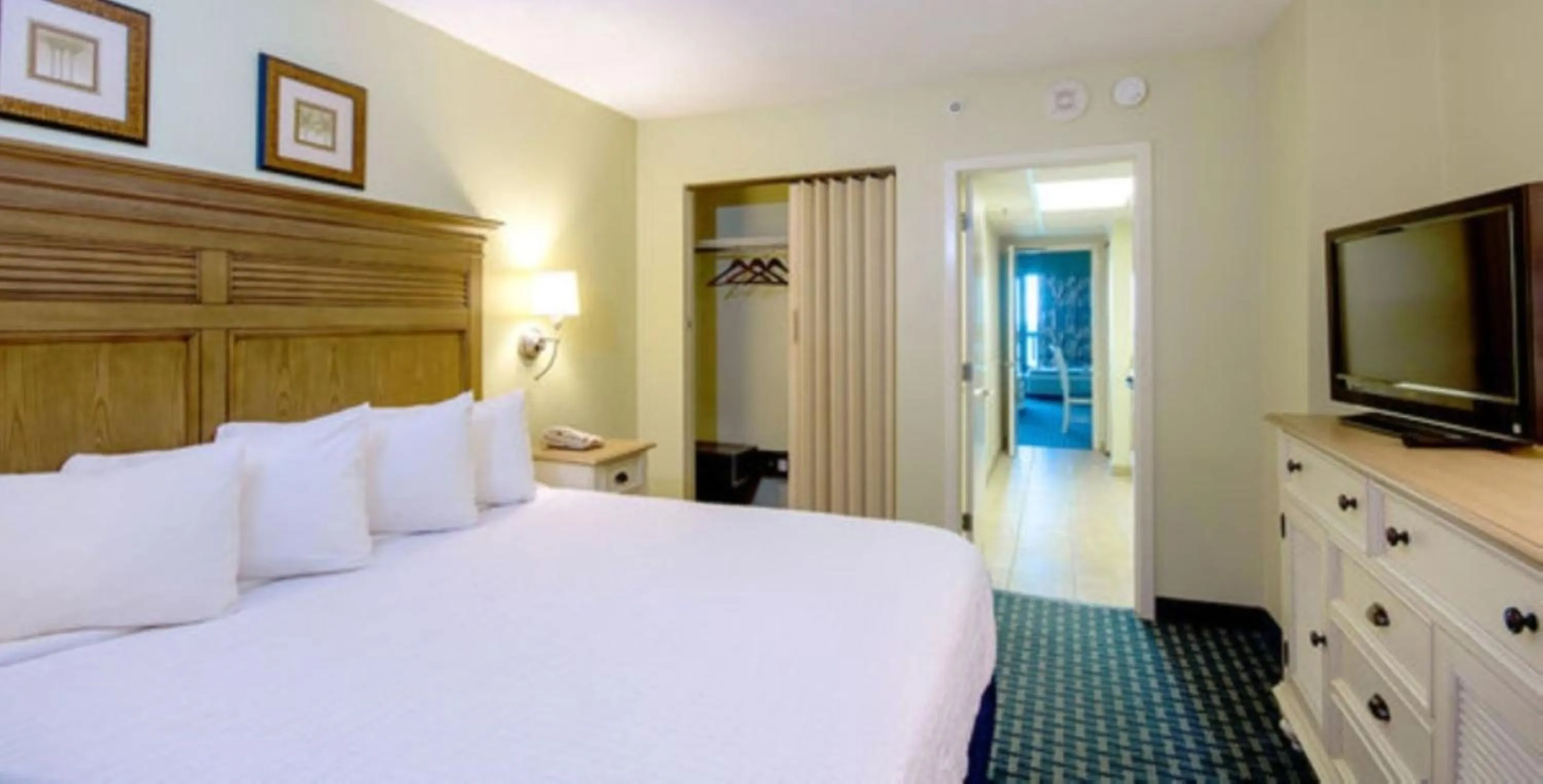 Bedroom, Bed in Compass Cove