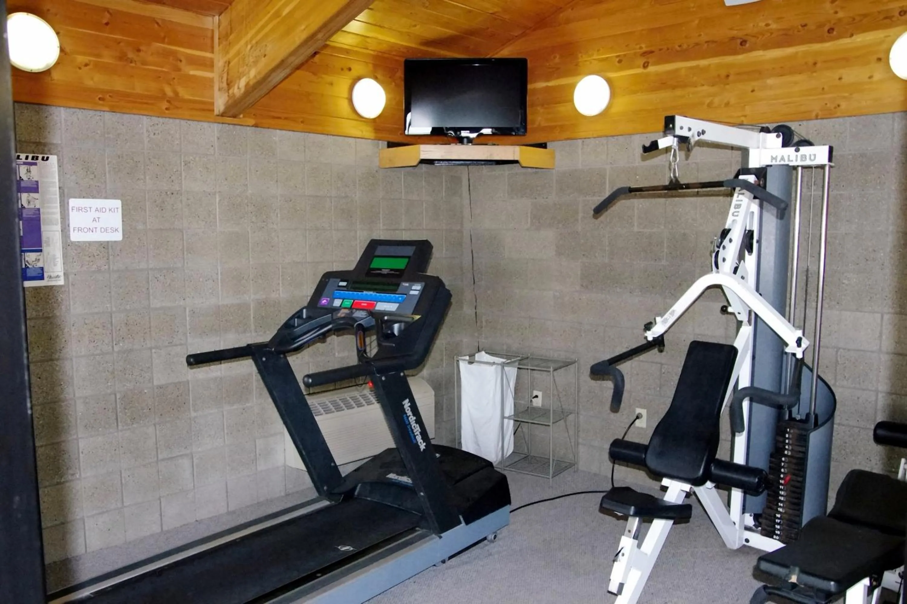 Fitness centre/facilities in AmericInn by Wyndham Grimes