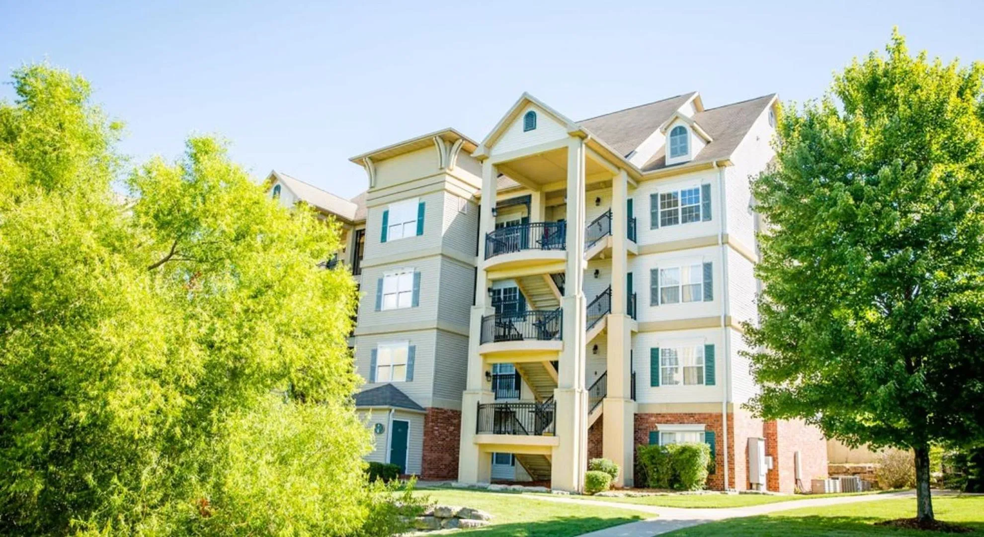 Property building in French Quarter Resort
