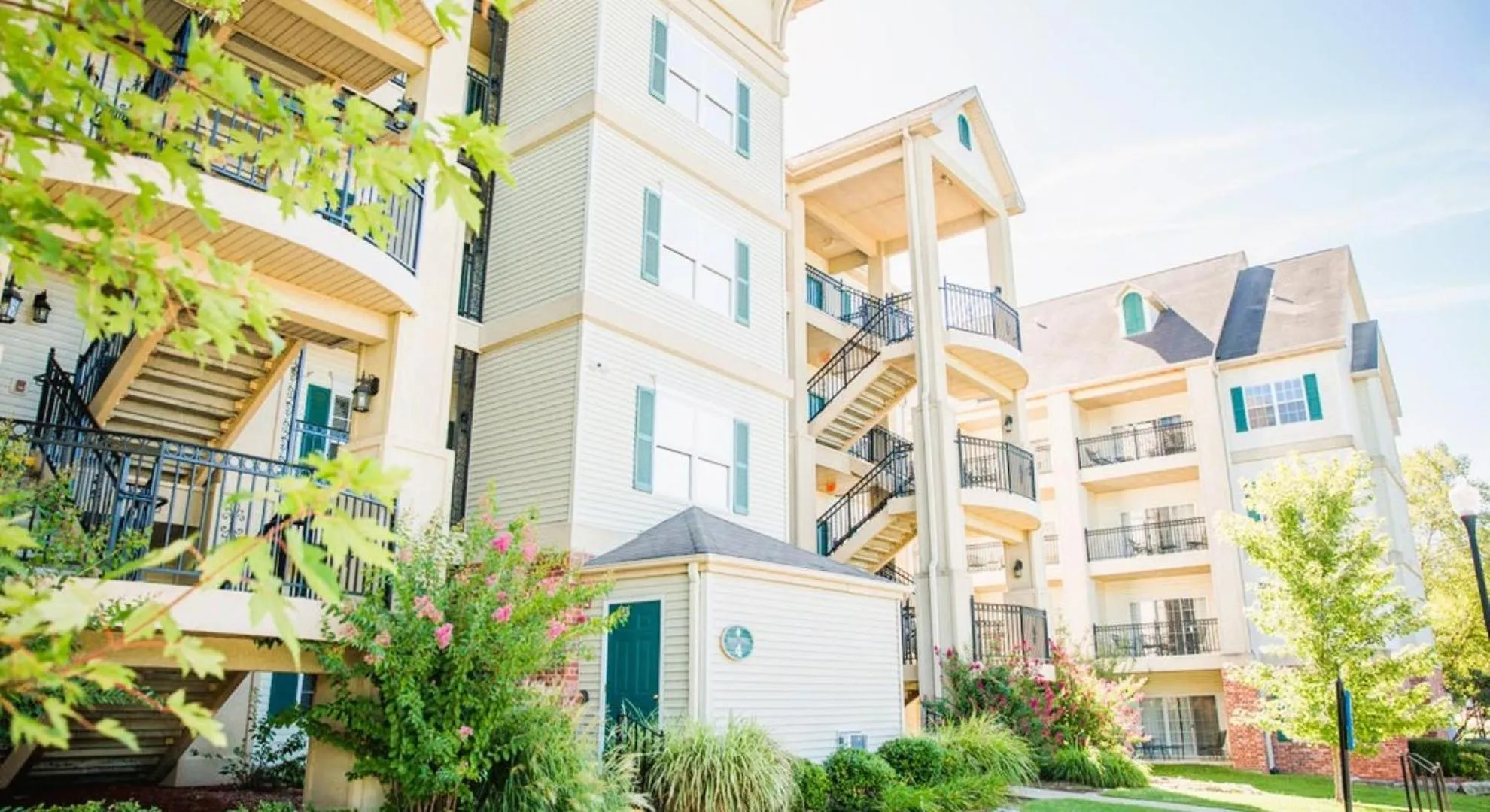 Property building in French Quarter Resort