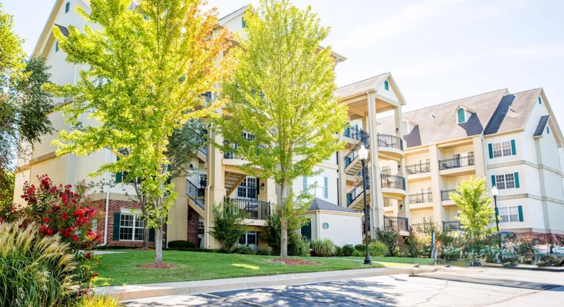 Property building in French Quarter Resort