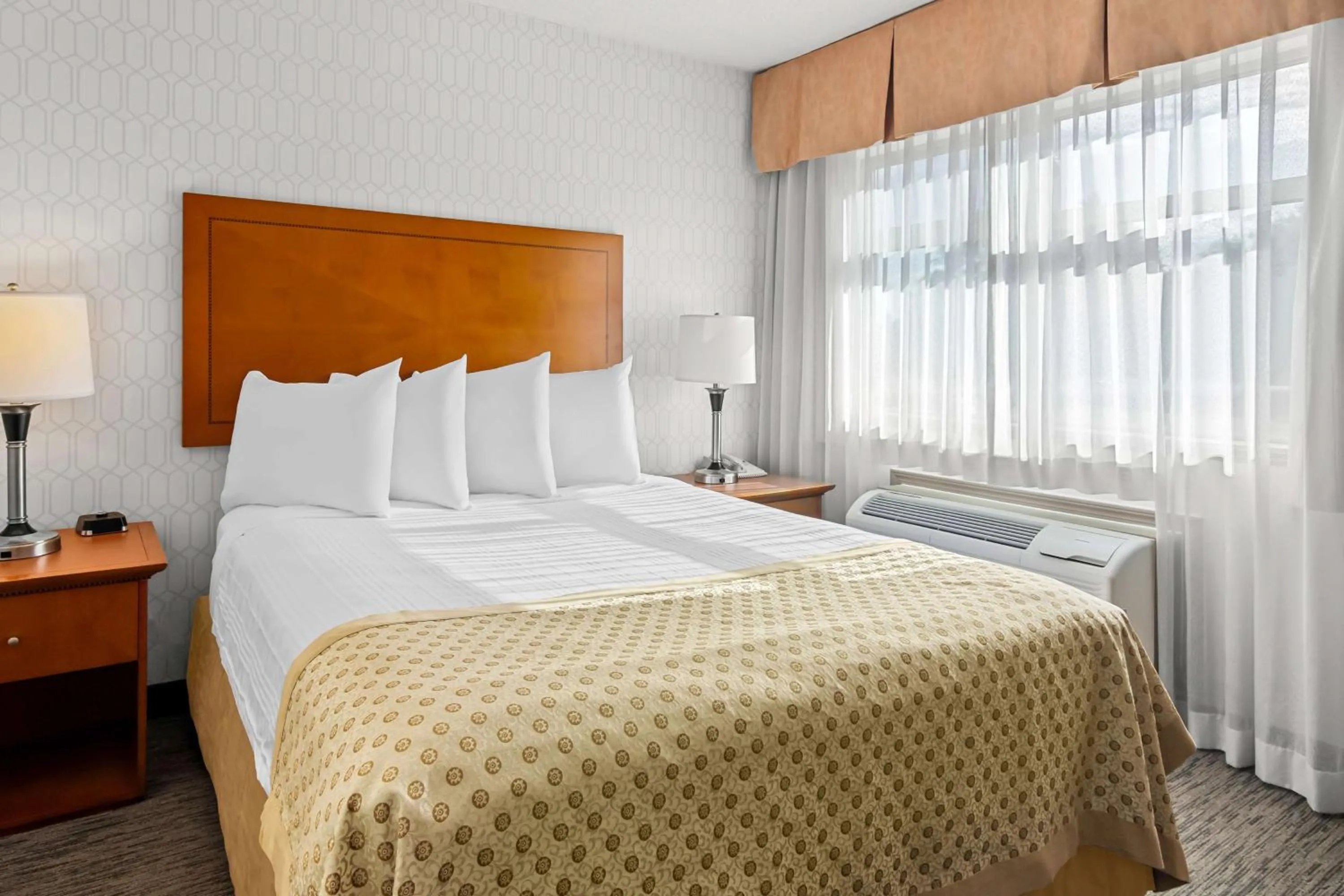 Bedroom, Bed in Best Western PLUS Langley Inn