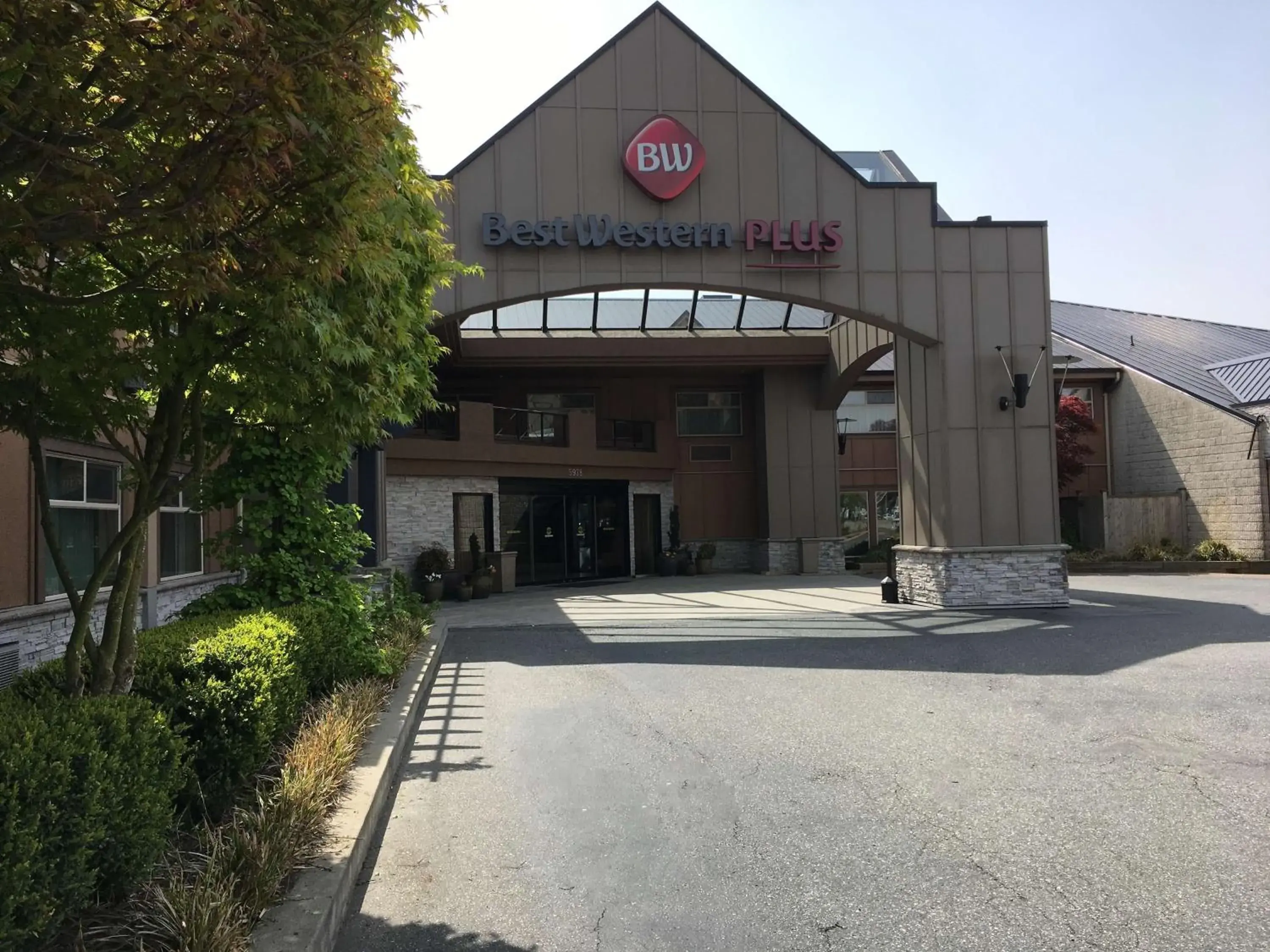 Property building in Best Western PLUS Langley Inn Property building in Best Western PLUS Langley Inn