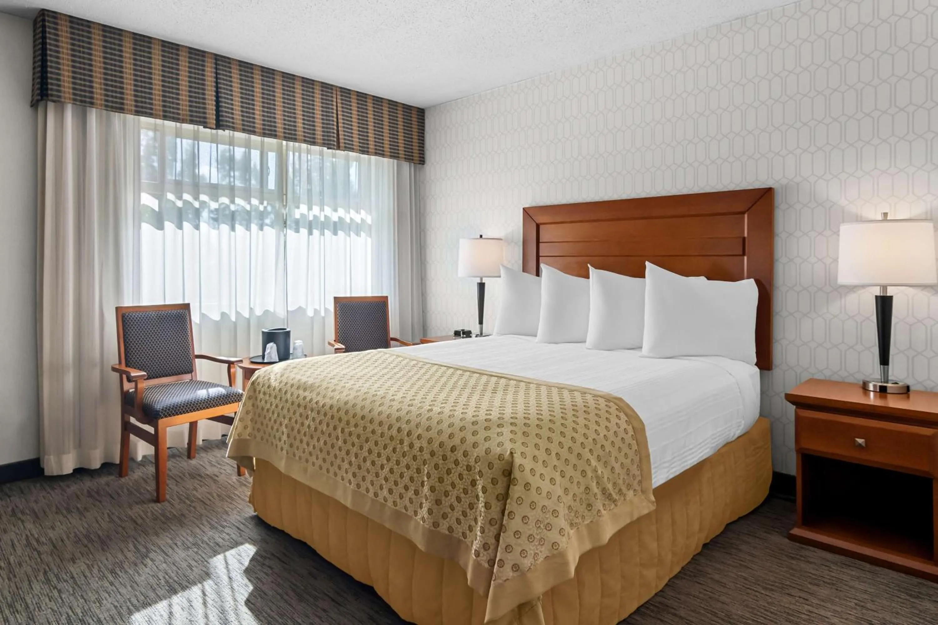 Bedroom, Bed in Best Western PLUS Langley Inn