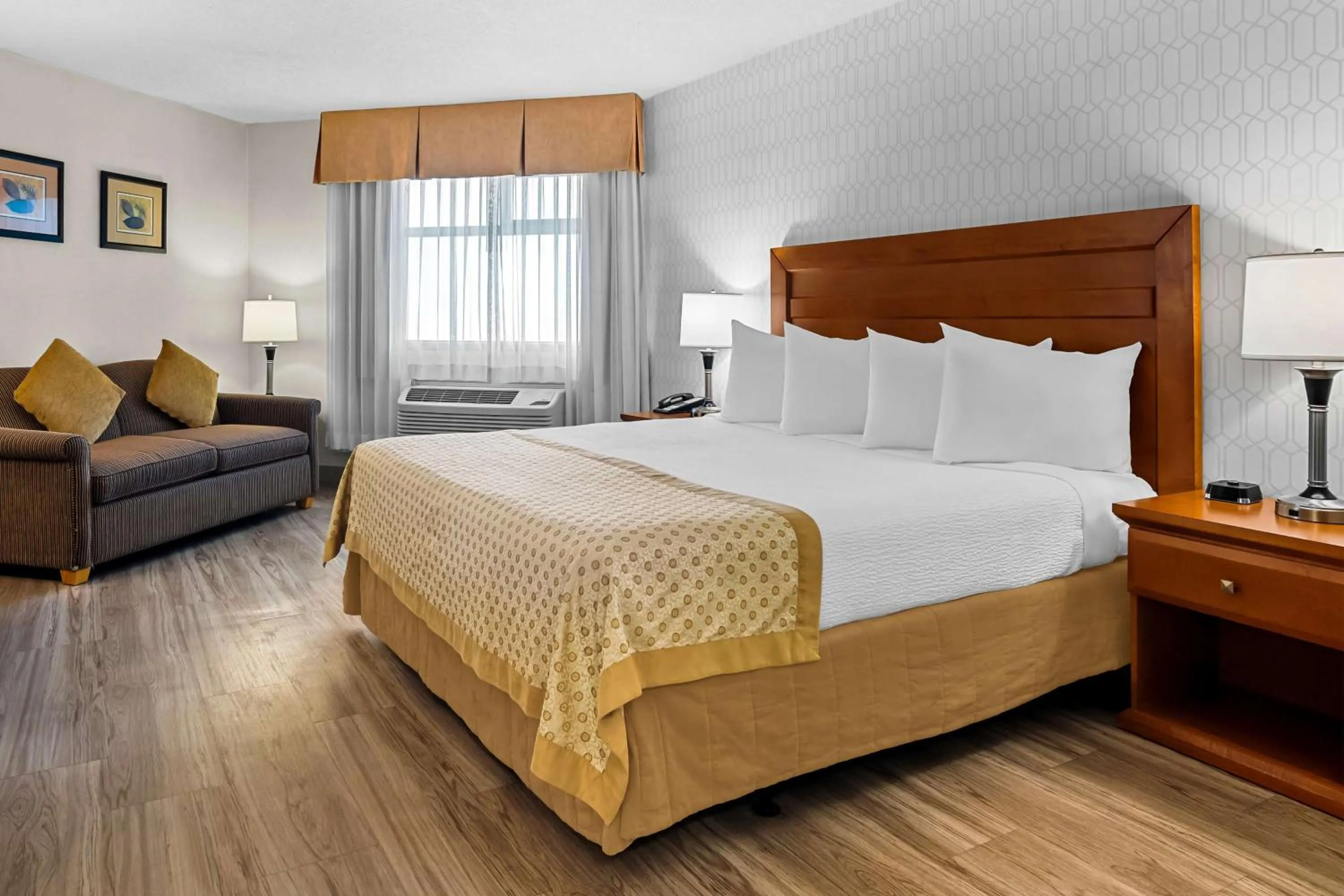 Photo of the whole room, Bed in Best Western PLUS Langley Inn