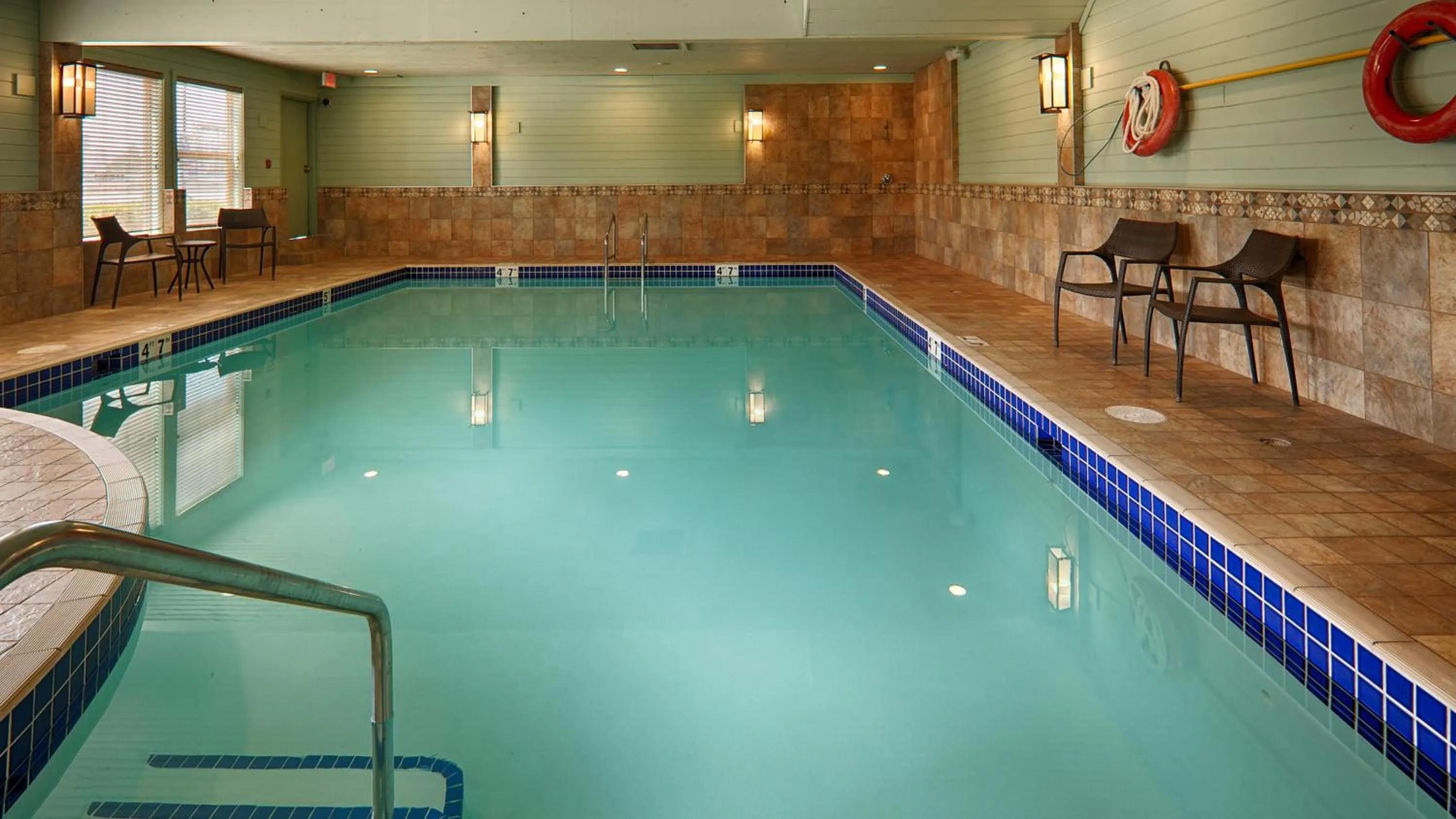 Swimming pool in Best Western PLUS Langley Inn