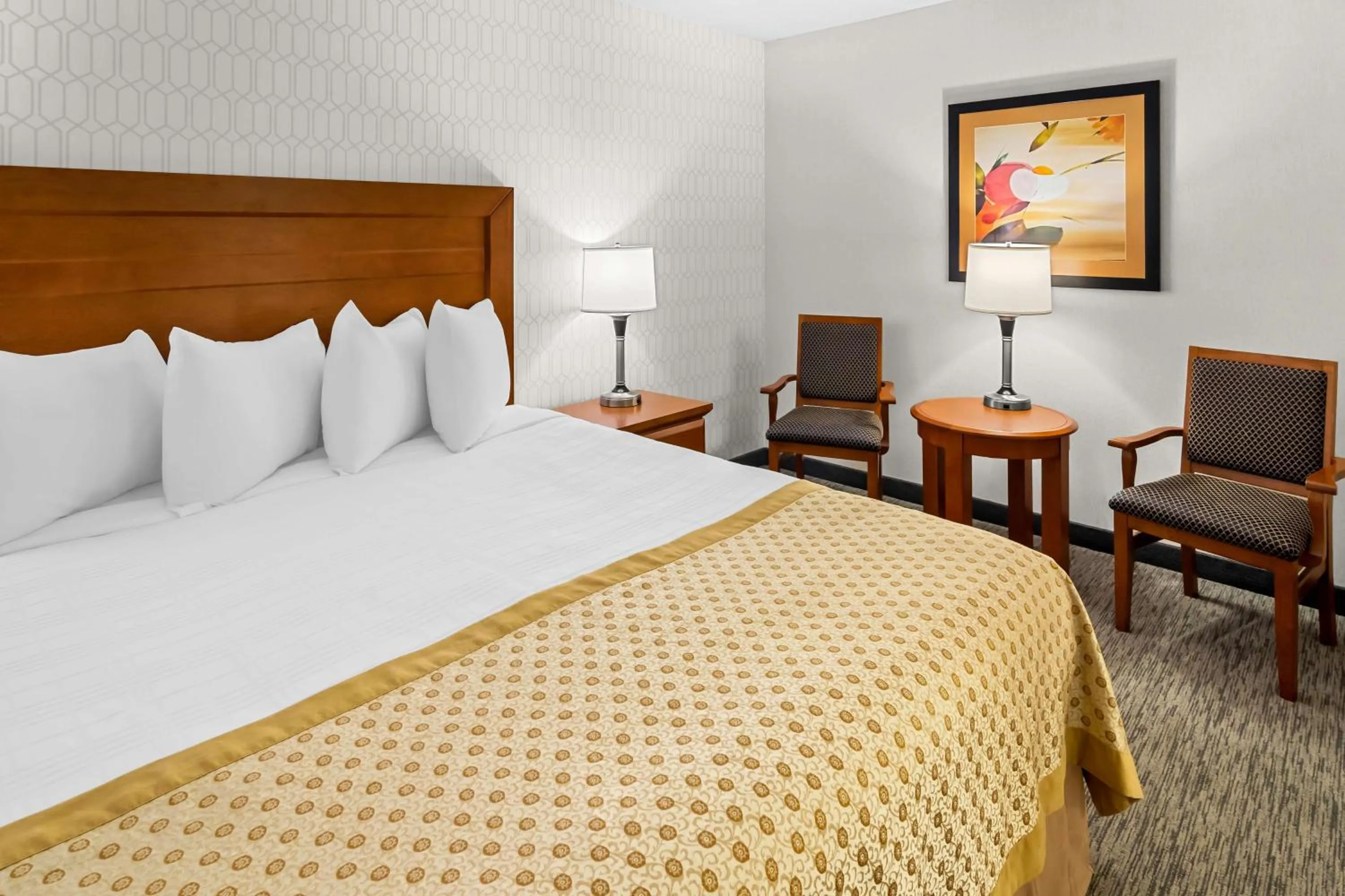 Photo of the whole room, Bed in Best Western PLUS Langley Inn