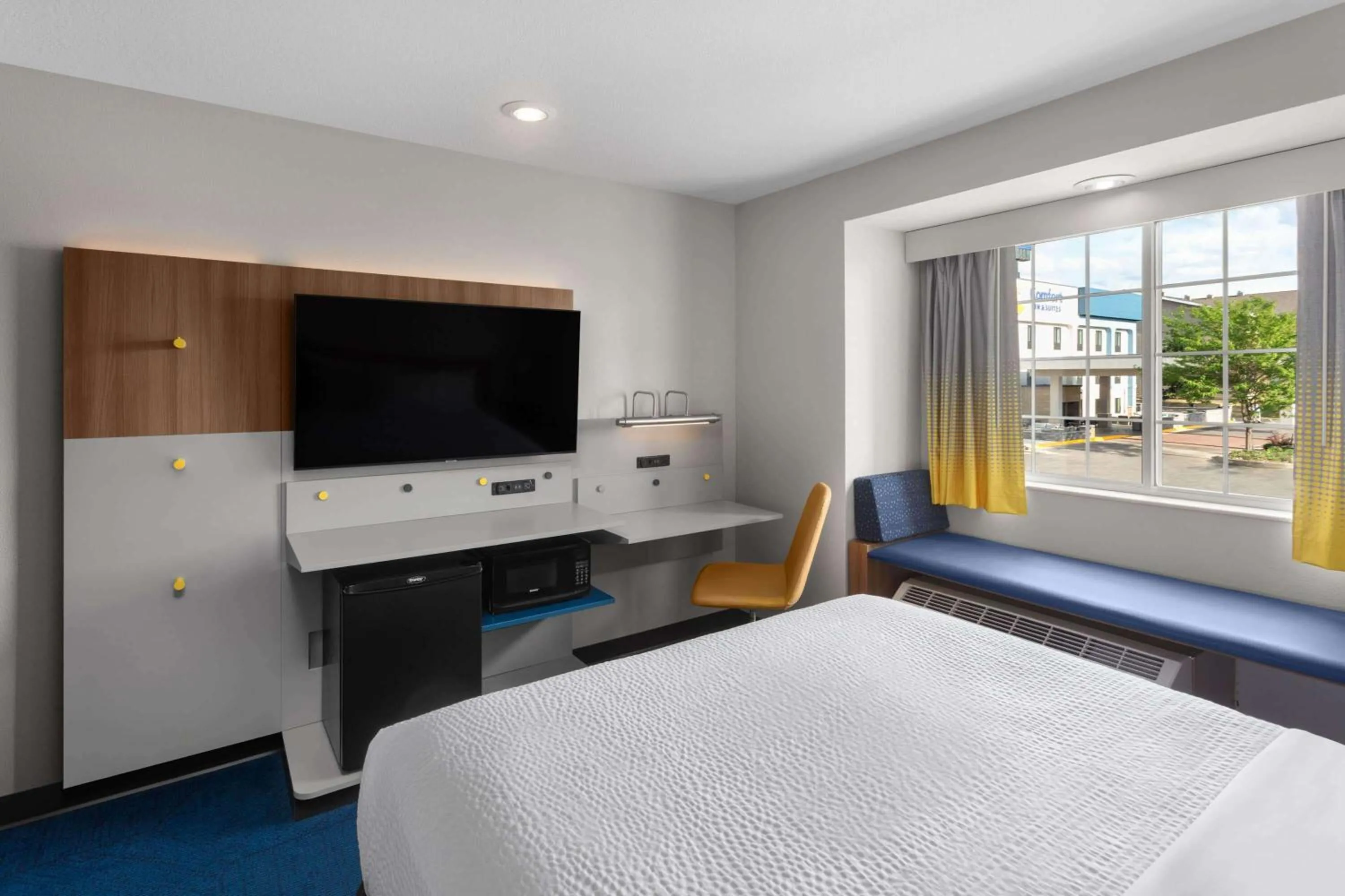 Photo of the whole room, Bed in Microtel Inn & Suites by Wyndham Rapid City