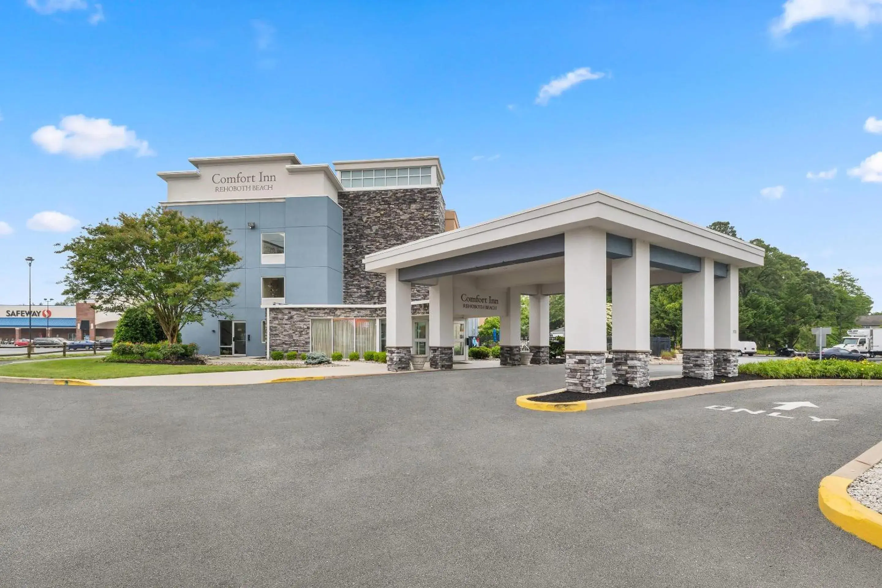 Property building in Comfort Inn Rehoboth Beach Property building in Comfort Inn Rehoboth Beach