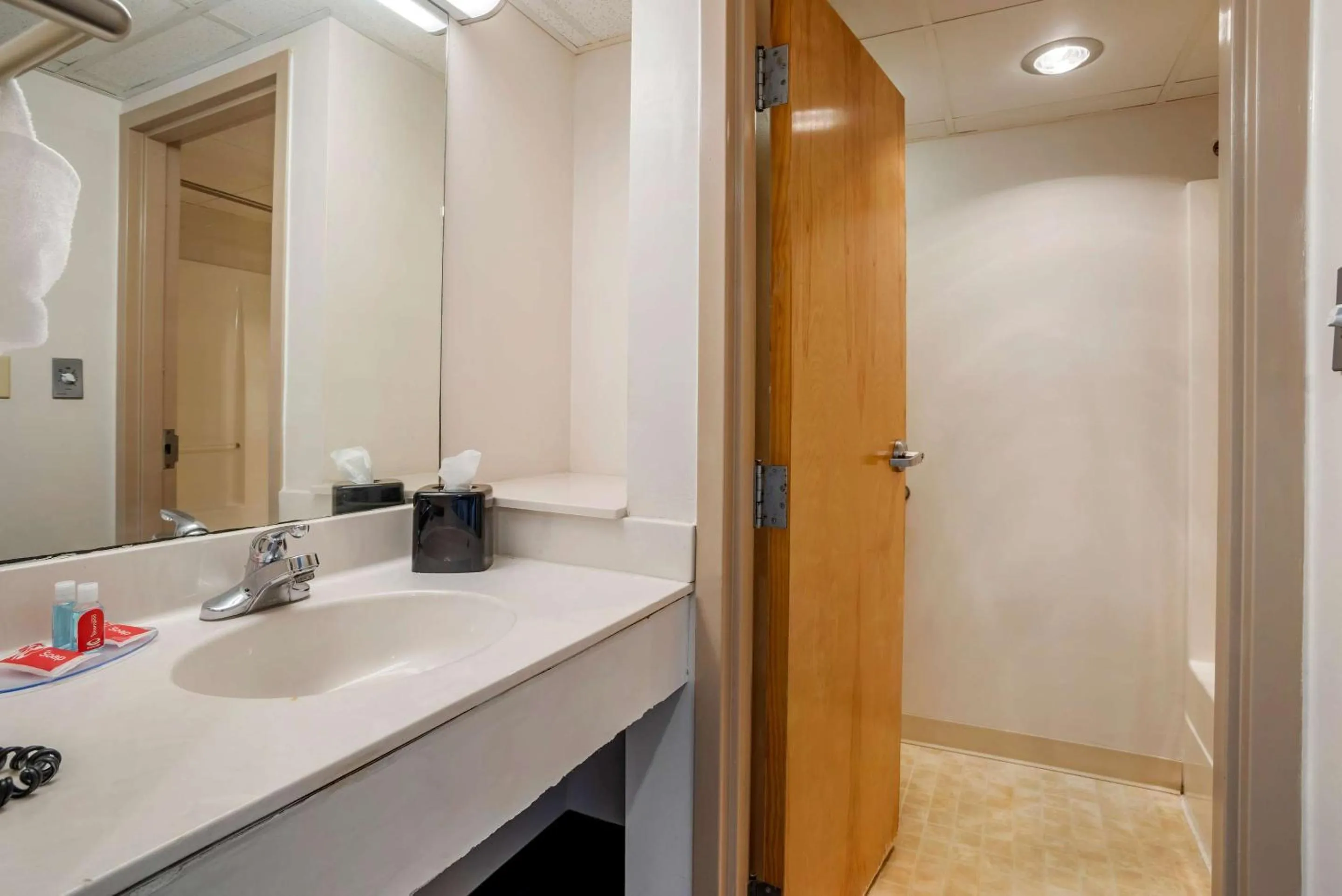 Bedroom in Econo Lodge Inn & Suites Rehoboth Beach