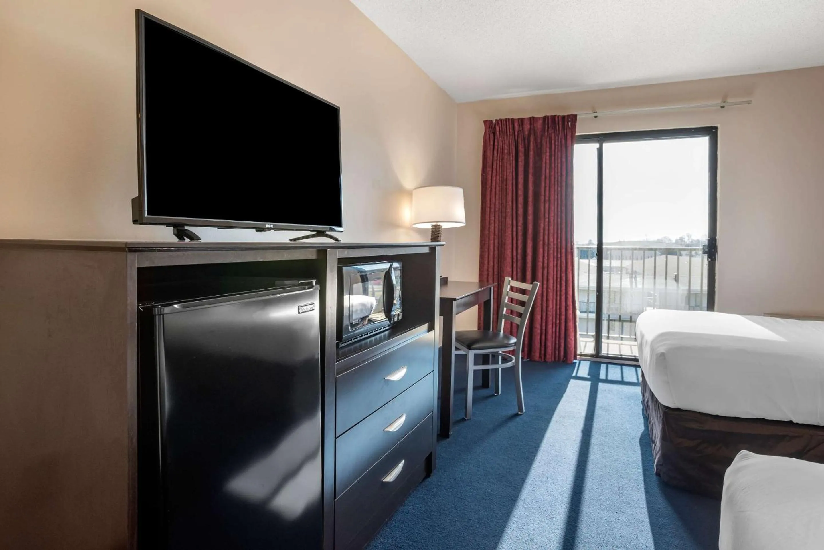 Bedroom, Bed in Econo Lodge Inn & Suites Rehoboth Beach