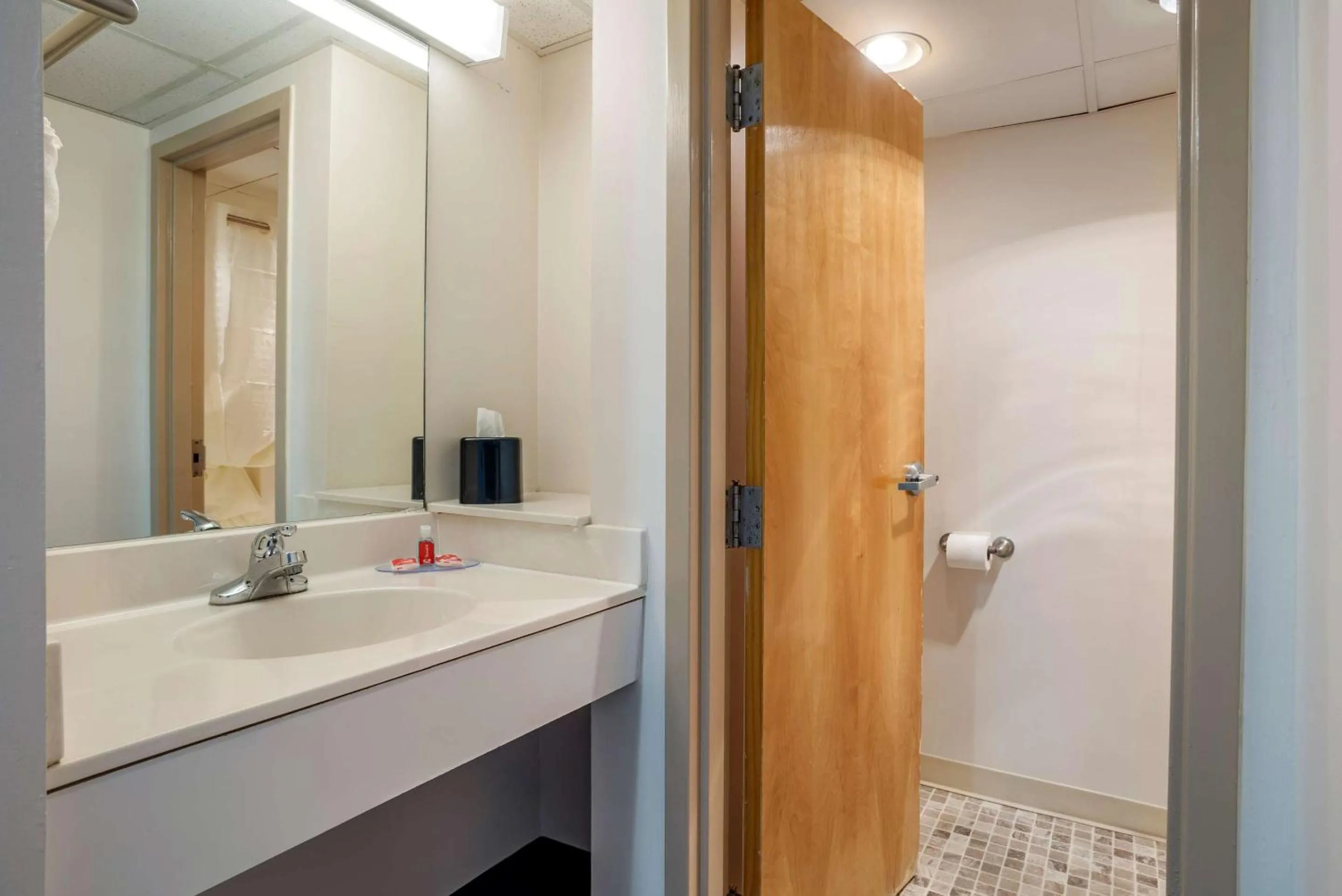 Bedroom in Econo Lodge Inn & Suites Rehoboth Beach