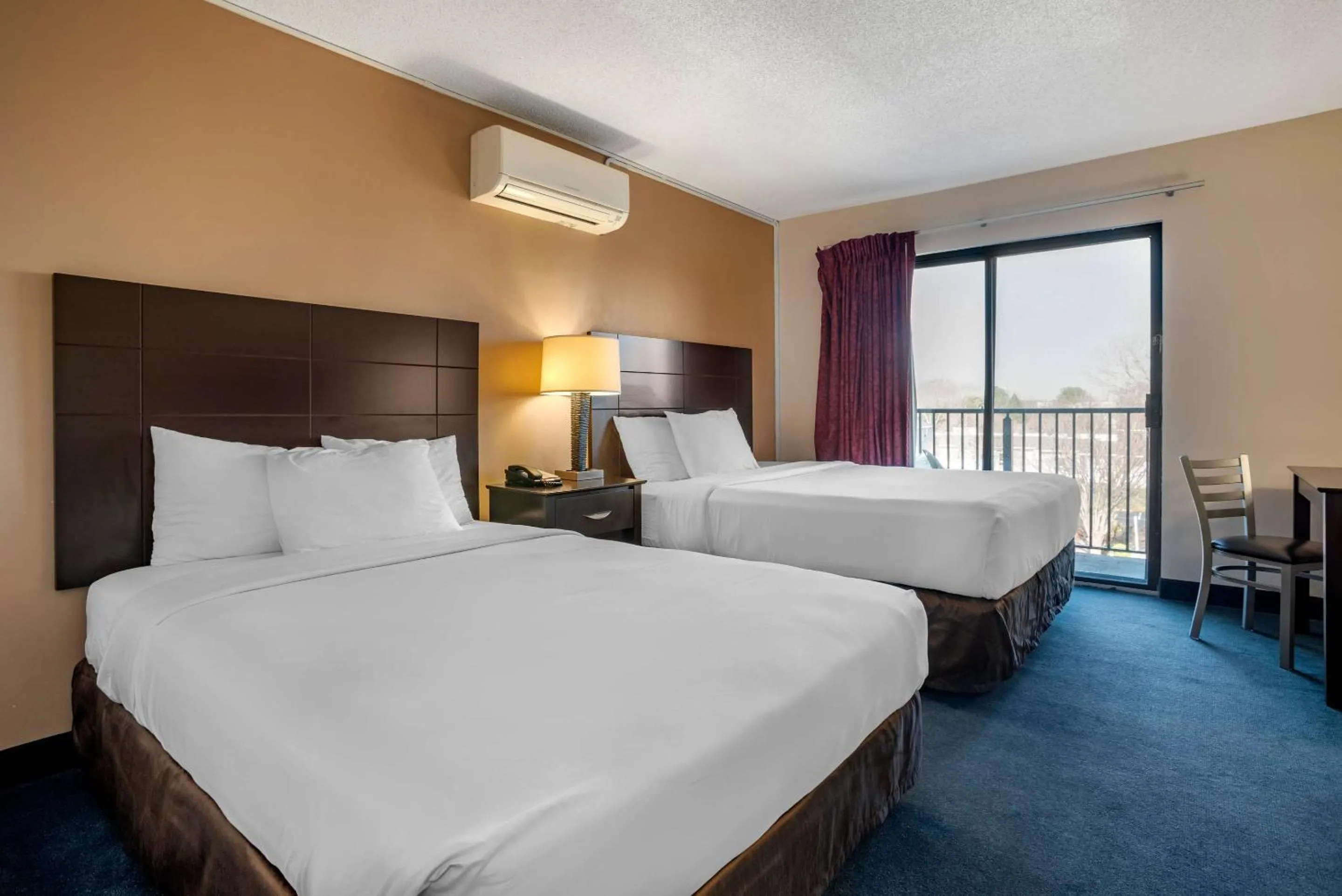 Bedroom, Bed in Econo Lodge Inn & Suites Rehoboth Beach