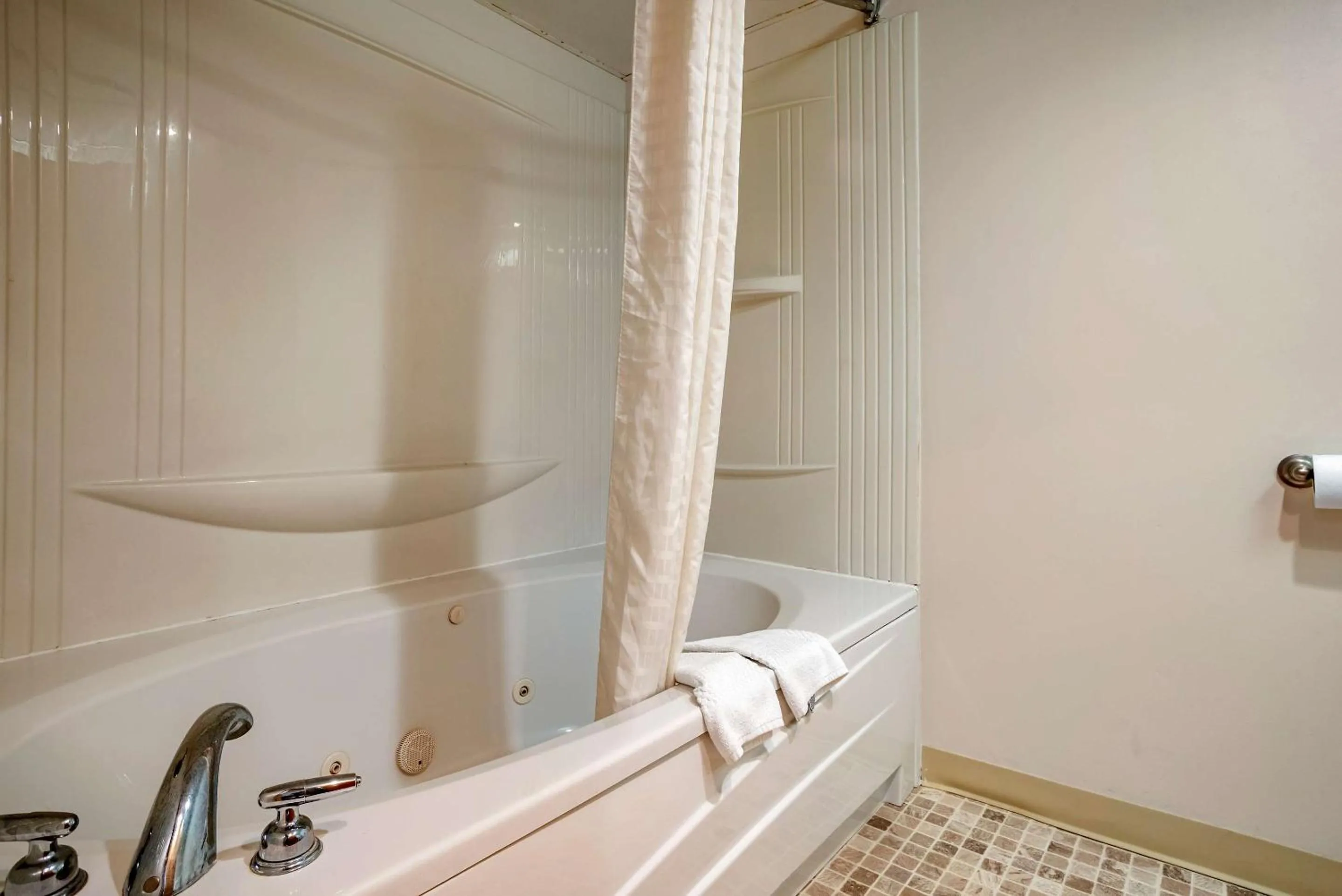 Bedroom in Econo Lodge Inn & Suites Rehoboth Beach