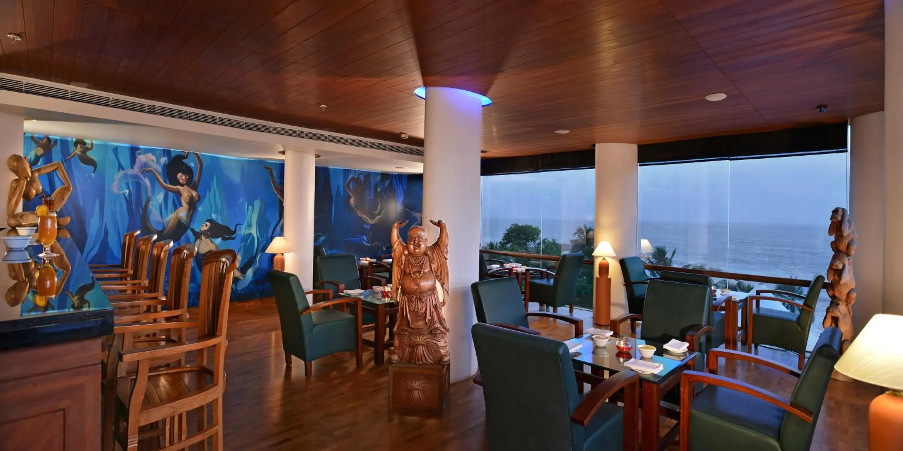 Lounge or bar in Gokulam Grand Turtle On The Beach Lounge or bar in Gokulam Grand Turtle On The Beach