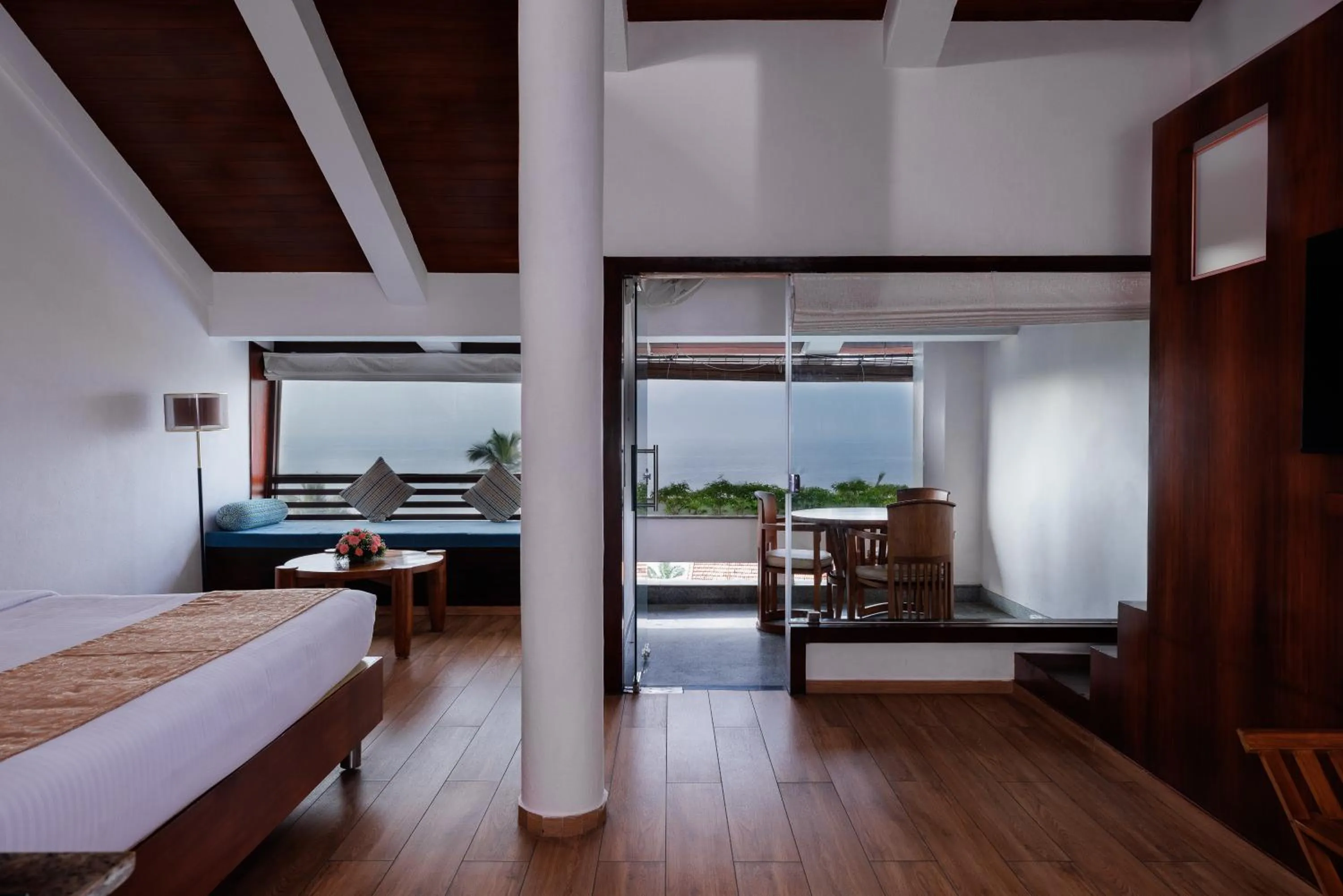 Bed in Gokulam Grand Turtle On The Beach