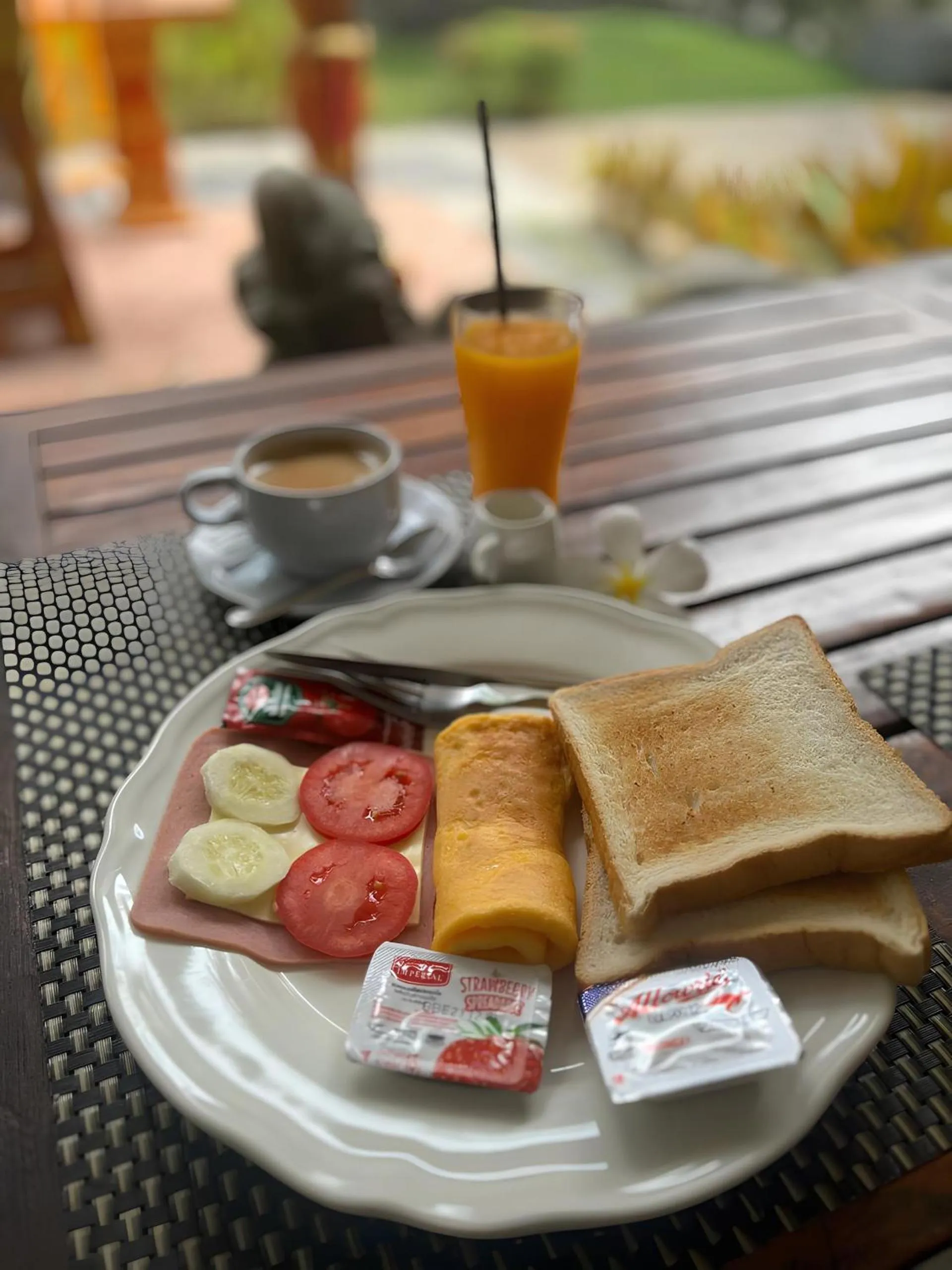Food and drinks in Tropical Palm