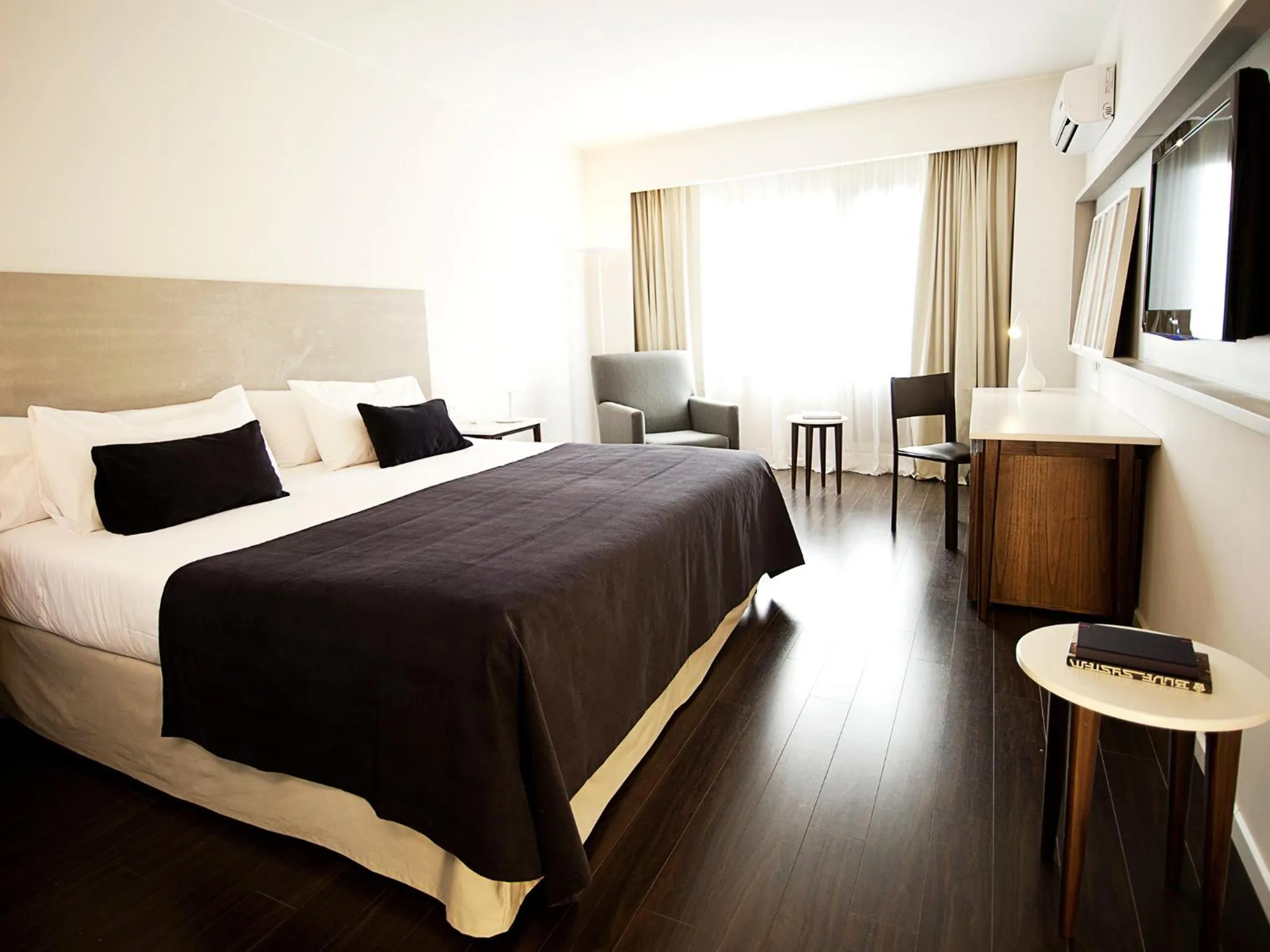 Photo of the whole room, Bed in Dazzler by Wyndham Buenos Aires Recoleta