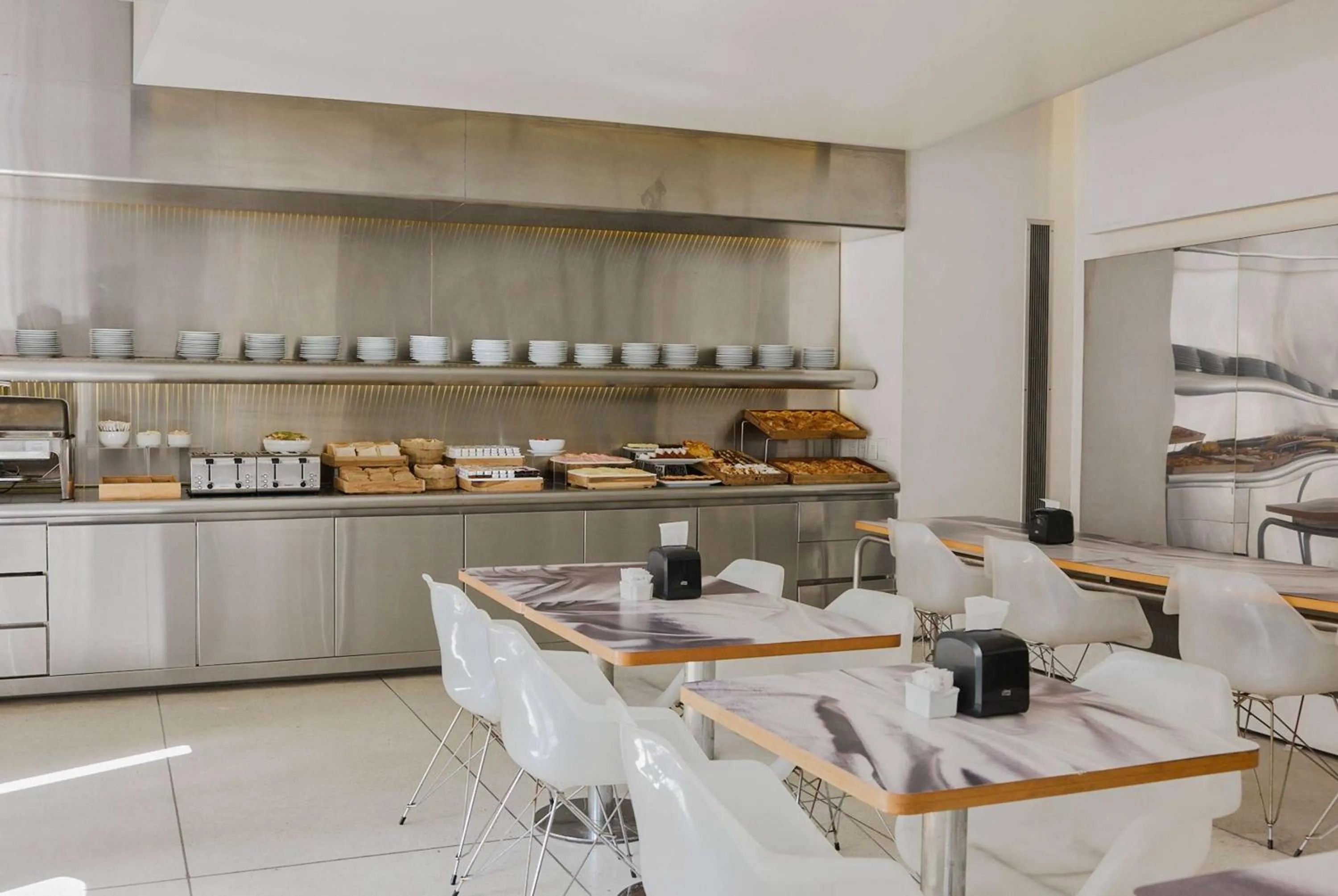 Restaurant/places to eat in Dazzler by Wyndham Buenos Aires Recoleta