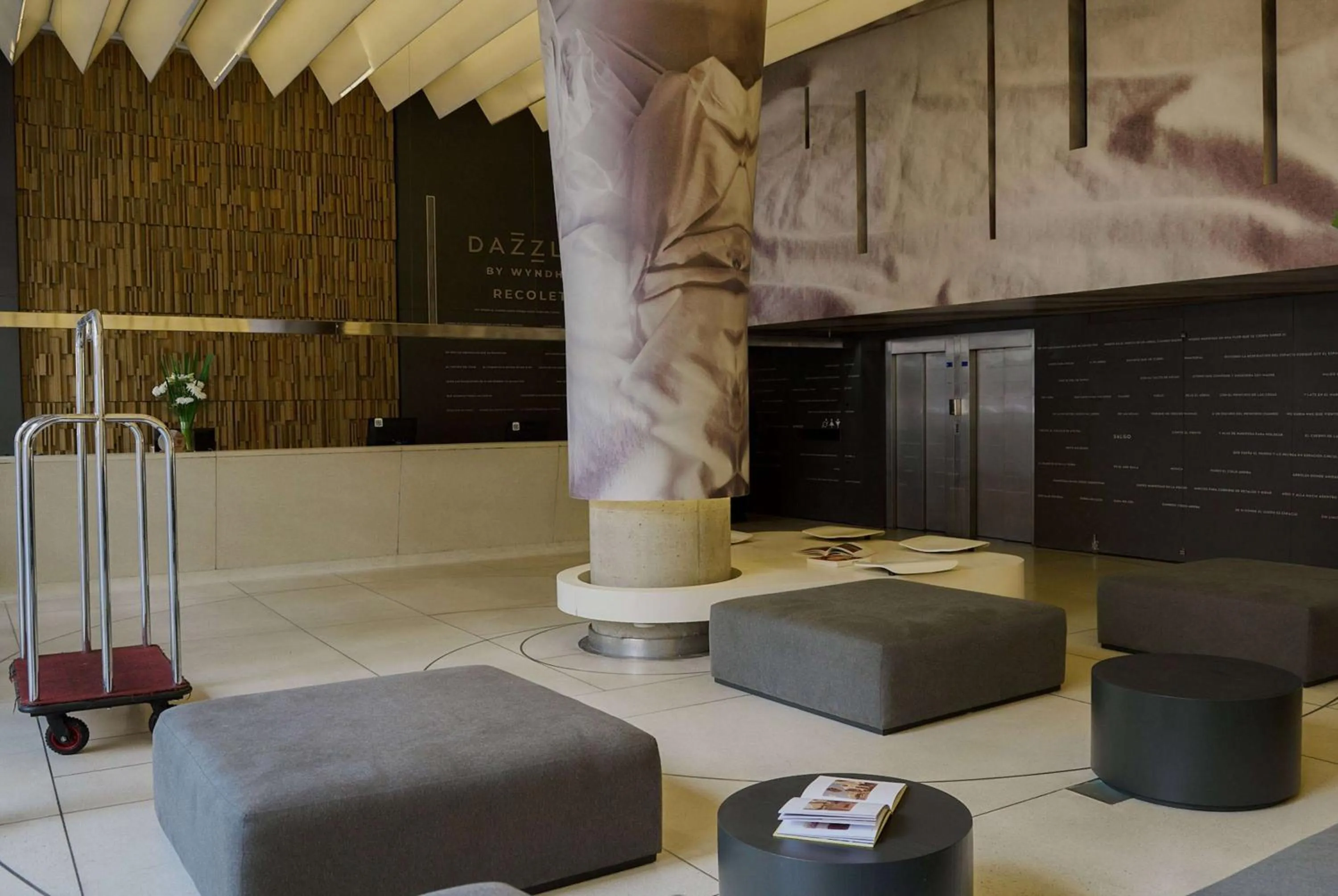 Lobby or reception in Dazzler by Wyndham Buenos Aires Recoleta