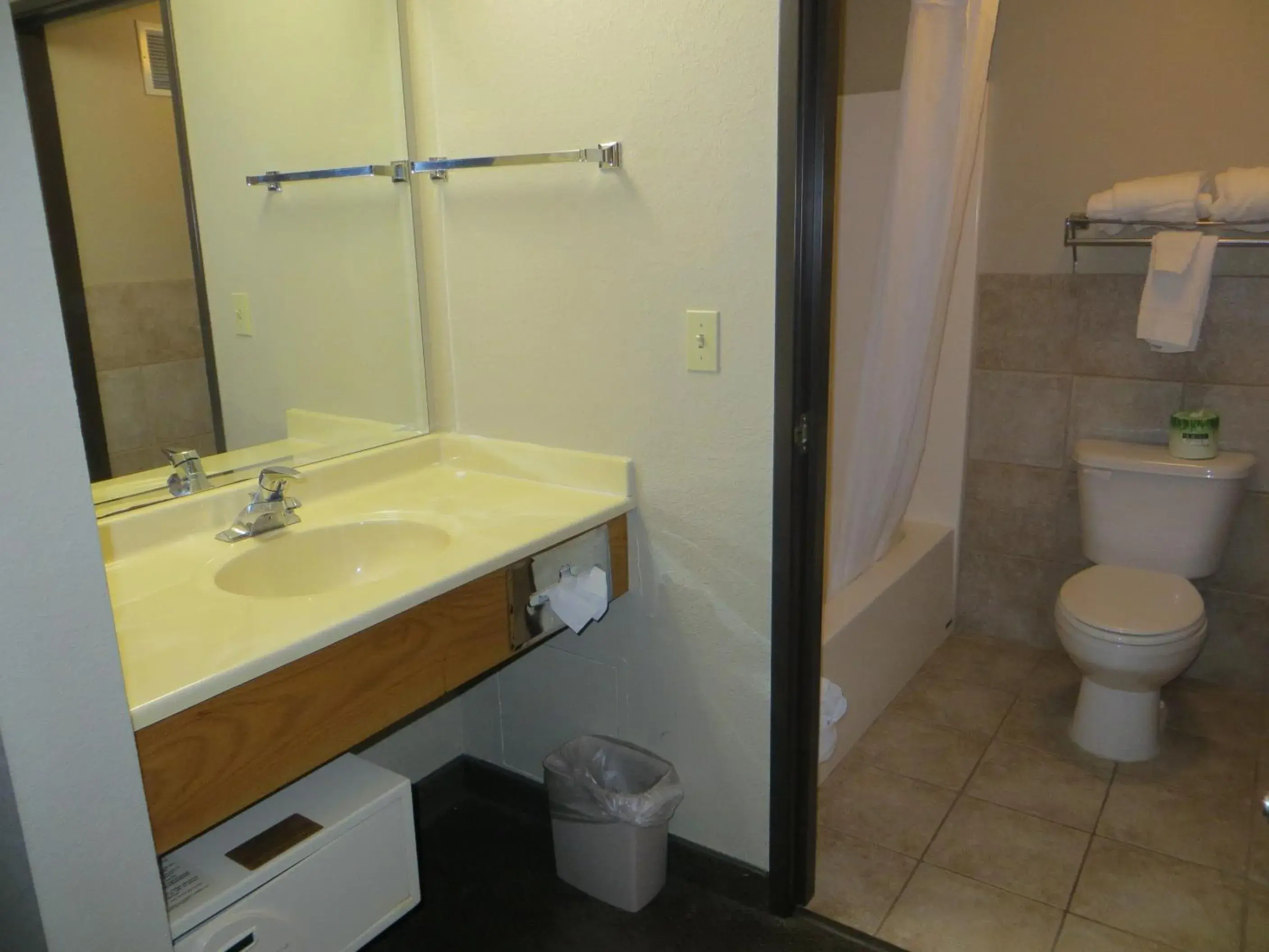 Bathroom in Super 8 by Wyndham Davenport