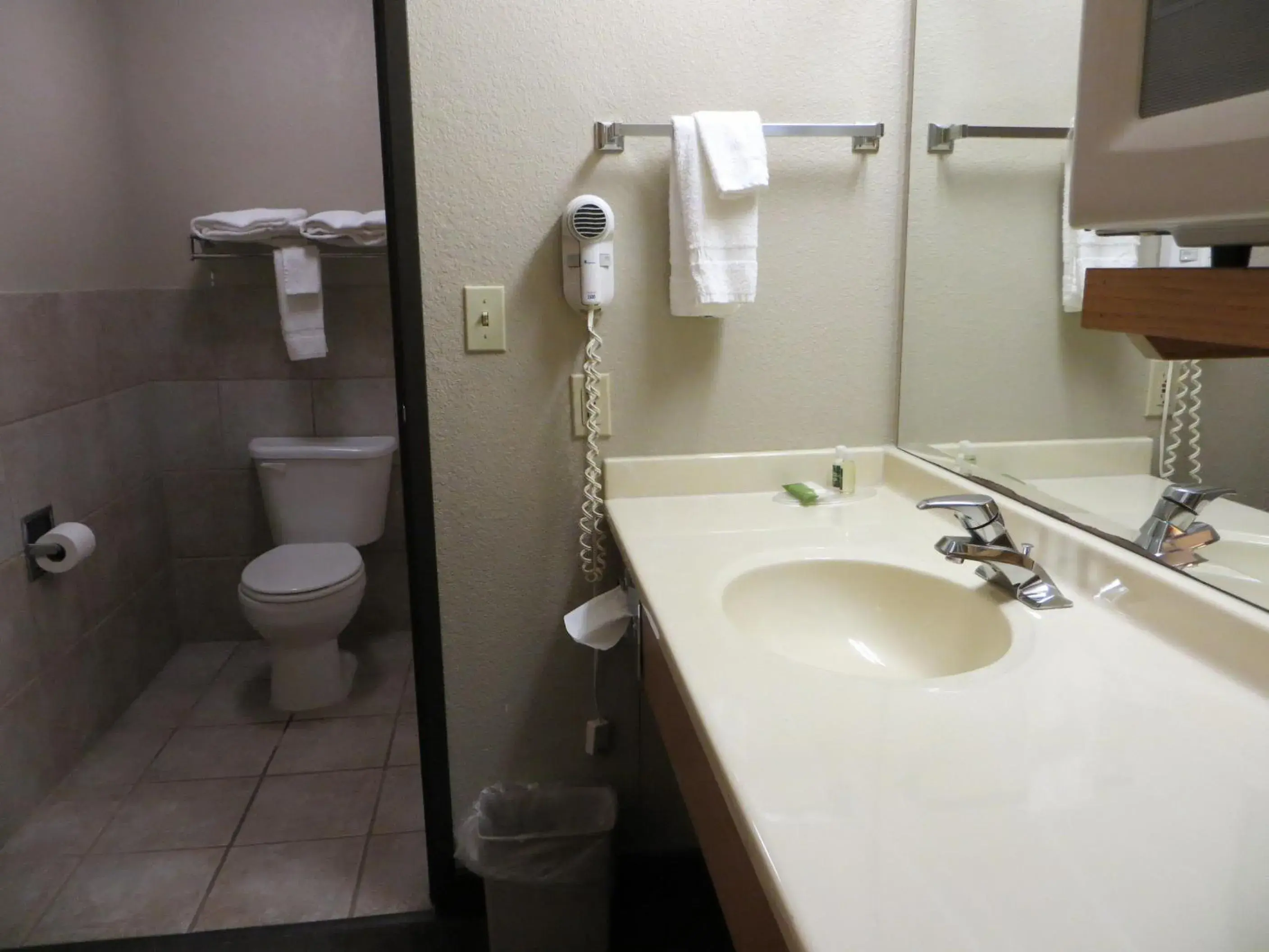 Bathroom in Super 8 by Wyndham Davenport