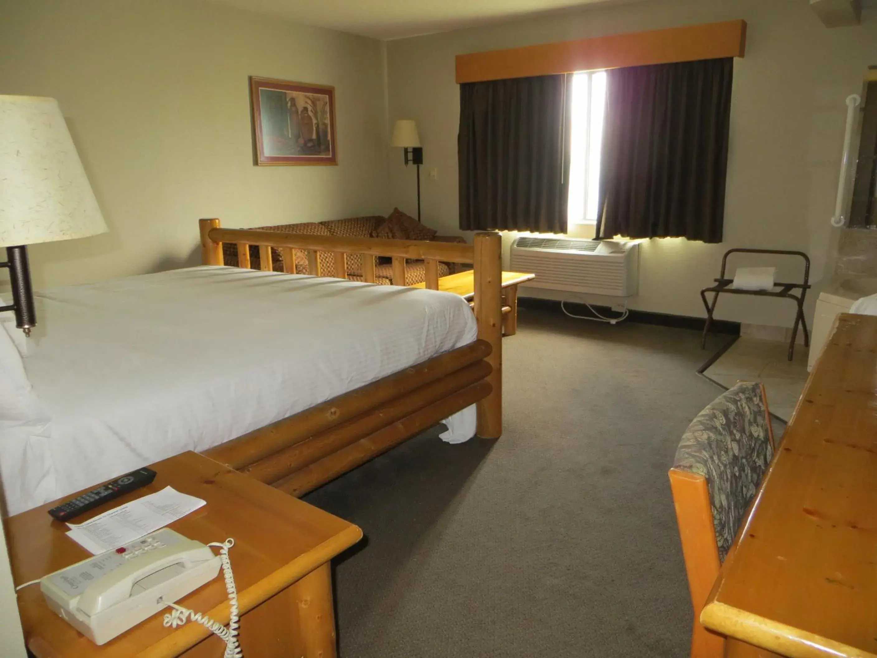 Photo of the whole room, Bed in Super 8 by Wyndham Davenport