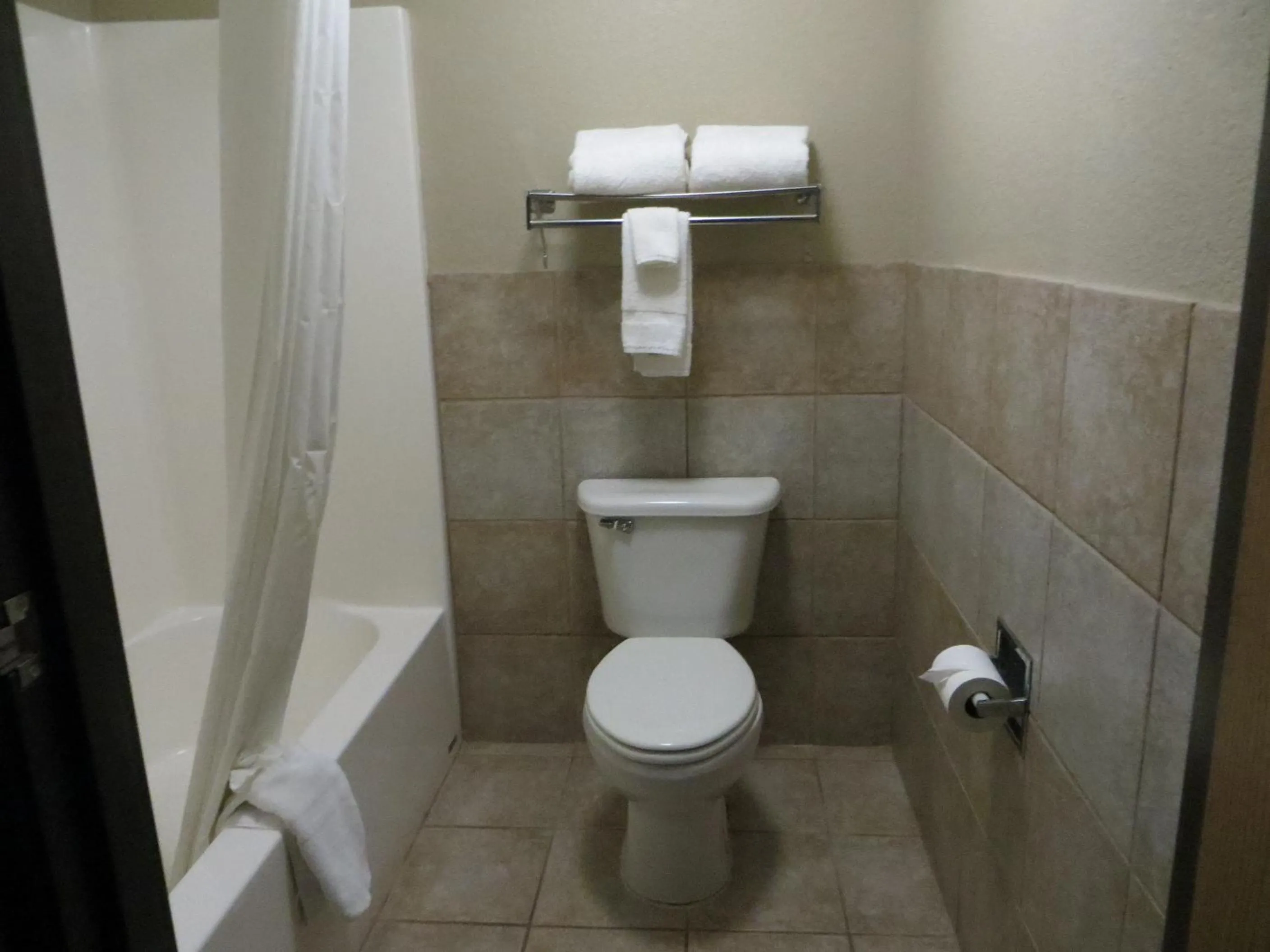 Bathroom in Super 8 by Wyndham Davenport