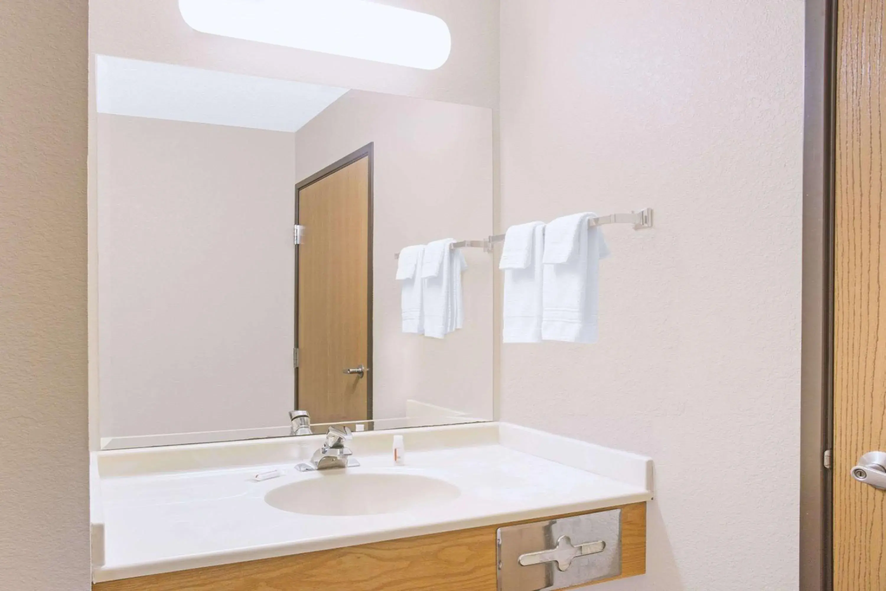 Bathroom in Super 8 by Wyndham Davenport