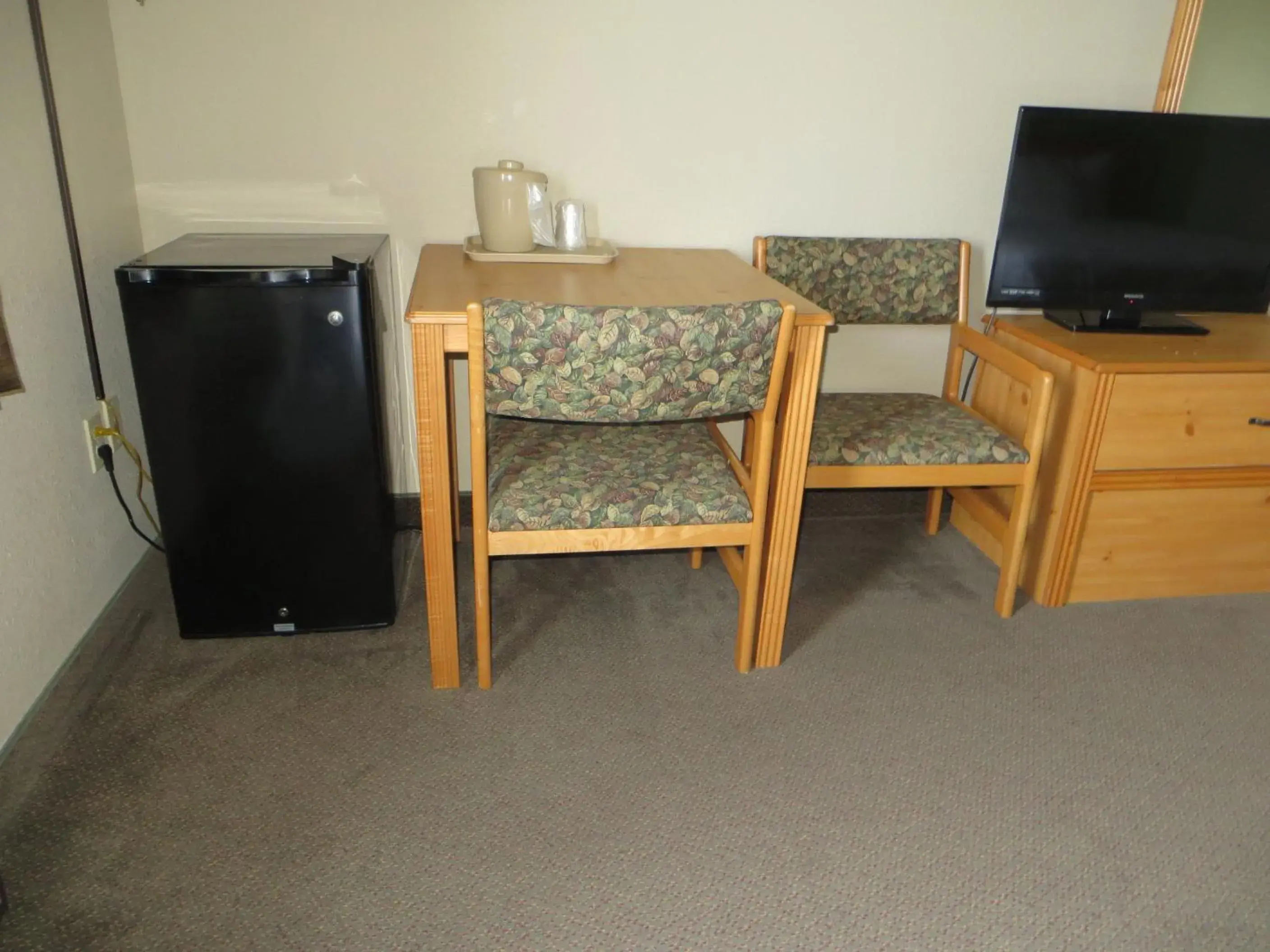 Seating area, TV/Entertainment Center in Super 8 by Wyndham Davenport