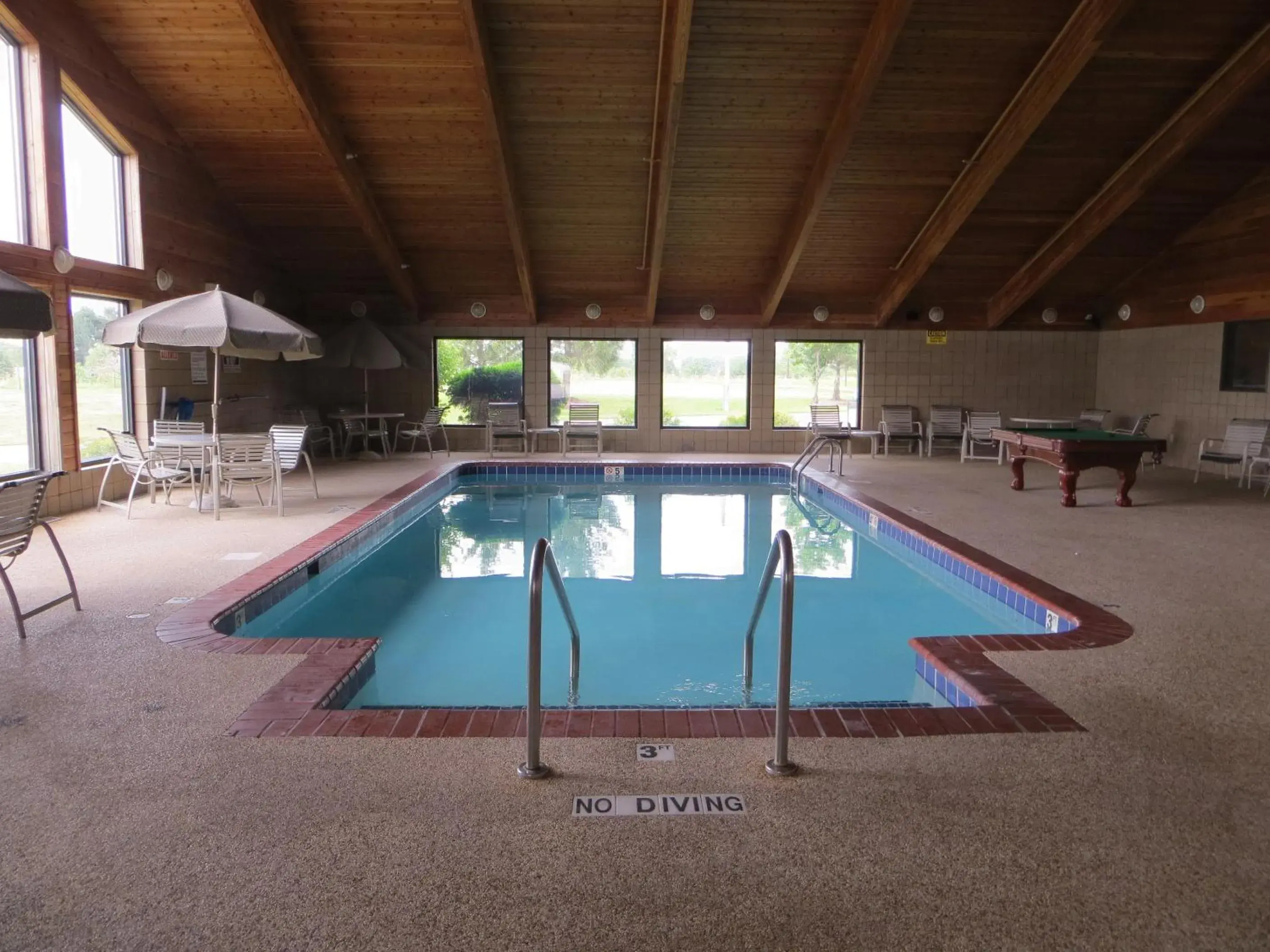 Swimming Pool in Super 8 by Wyndham Davenport
