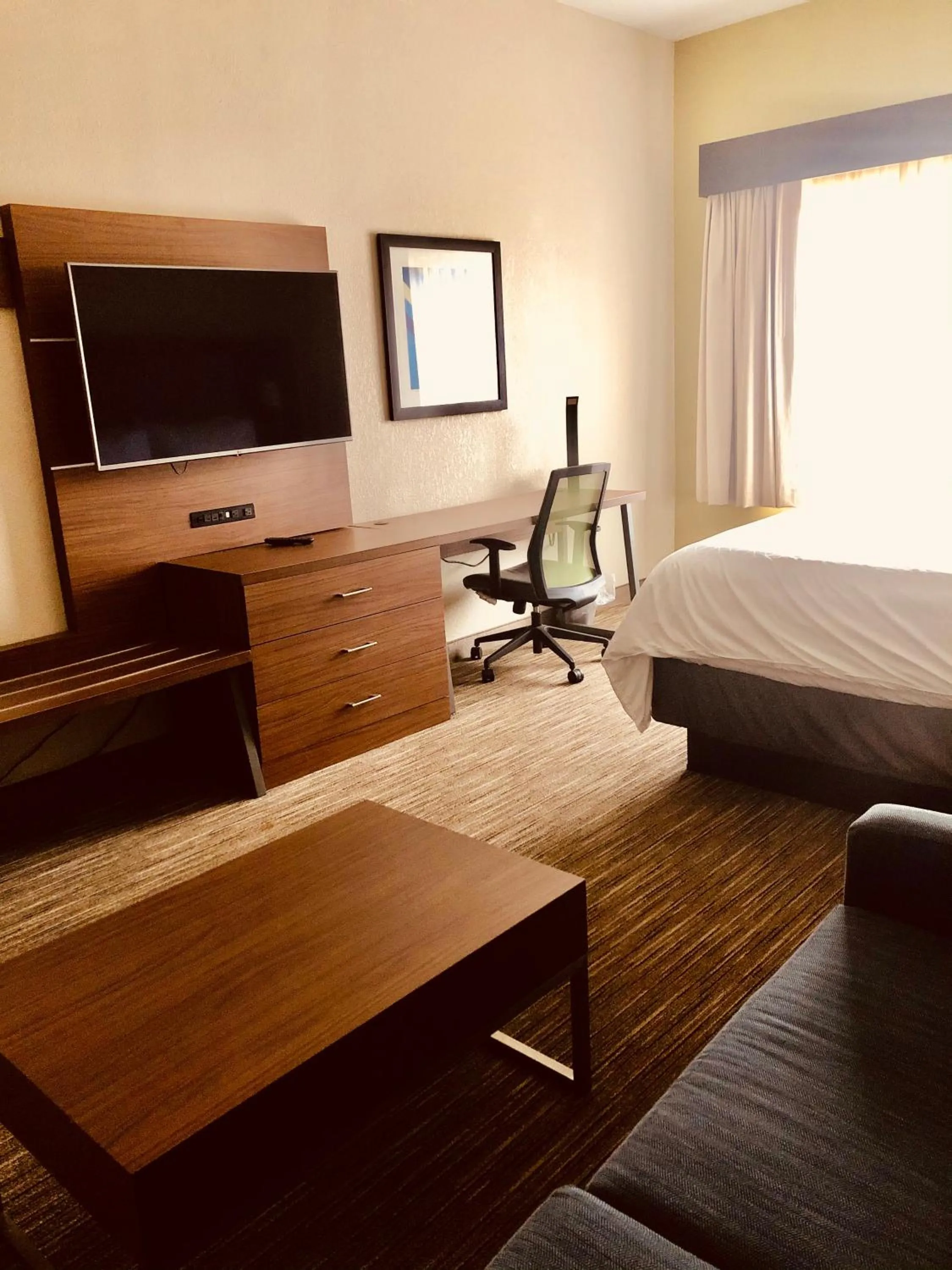 Bed in Holiday Inn Express & Suites Cedar Falls - Waterloo by IHG