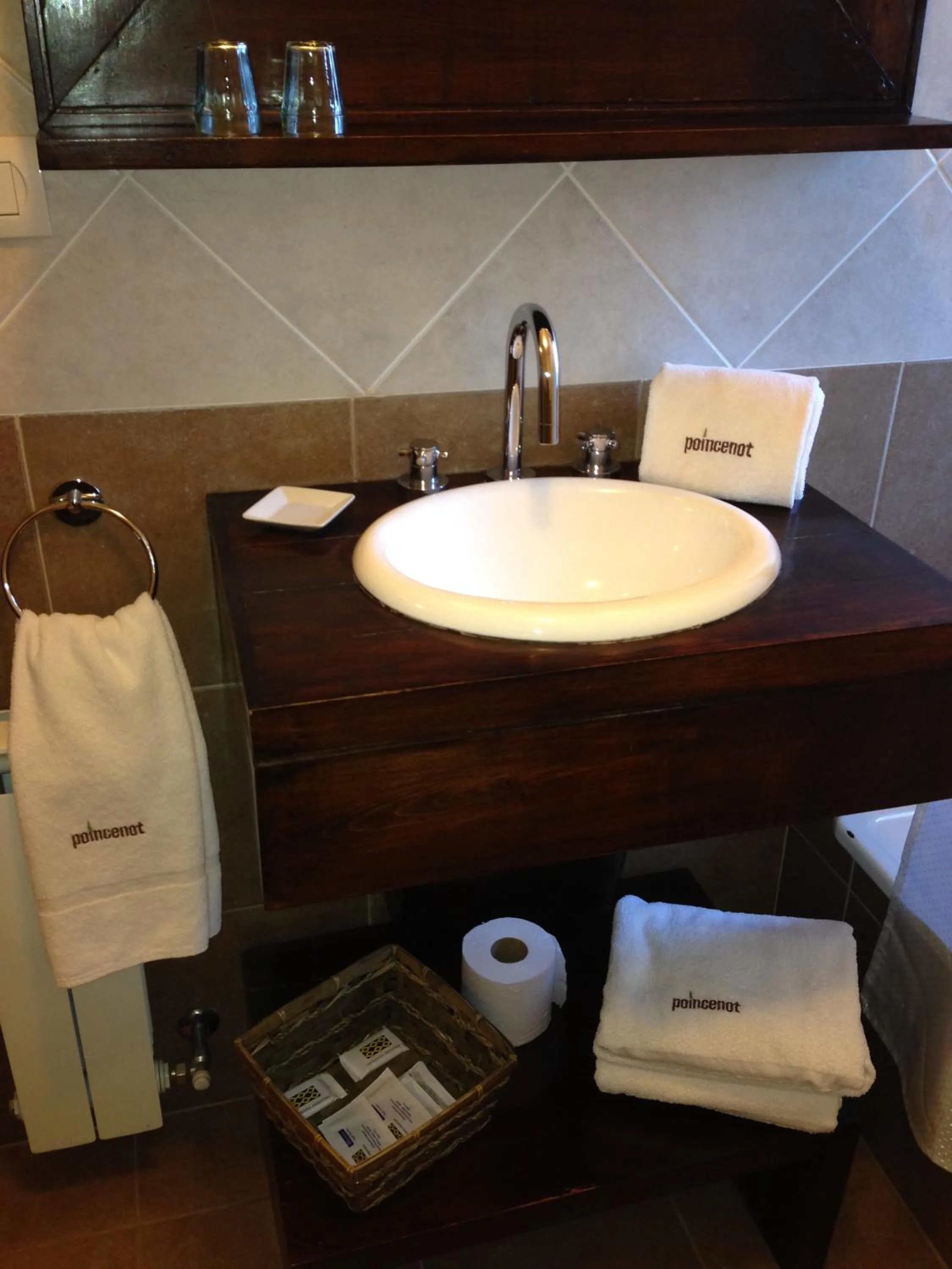 Bathroom in Hotel Poincenot