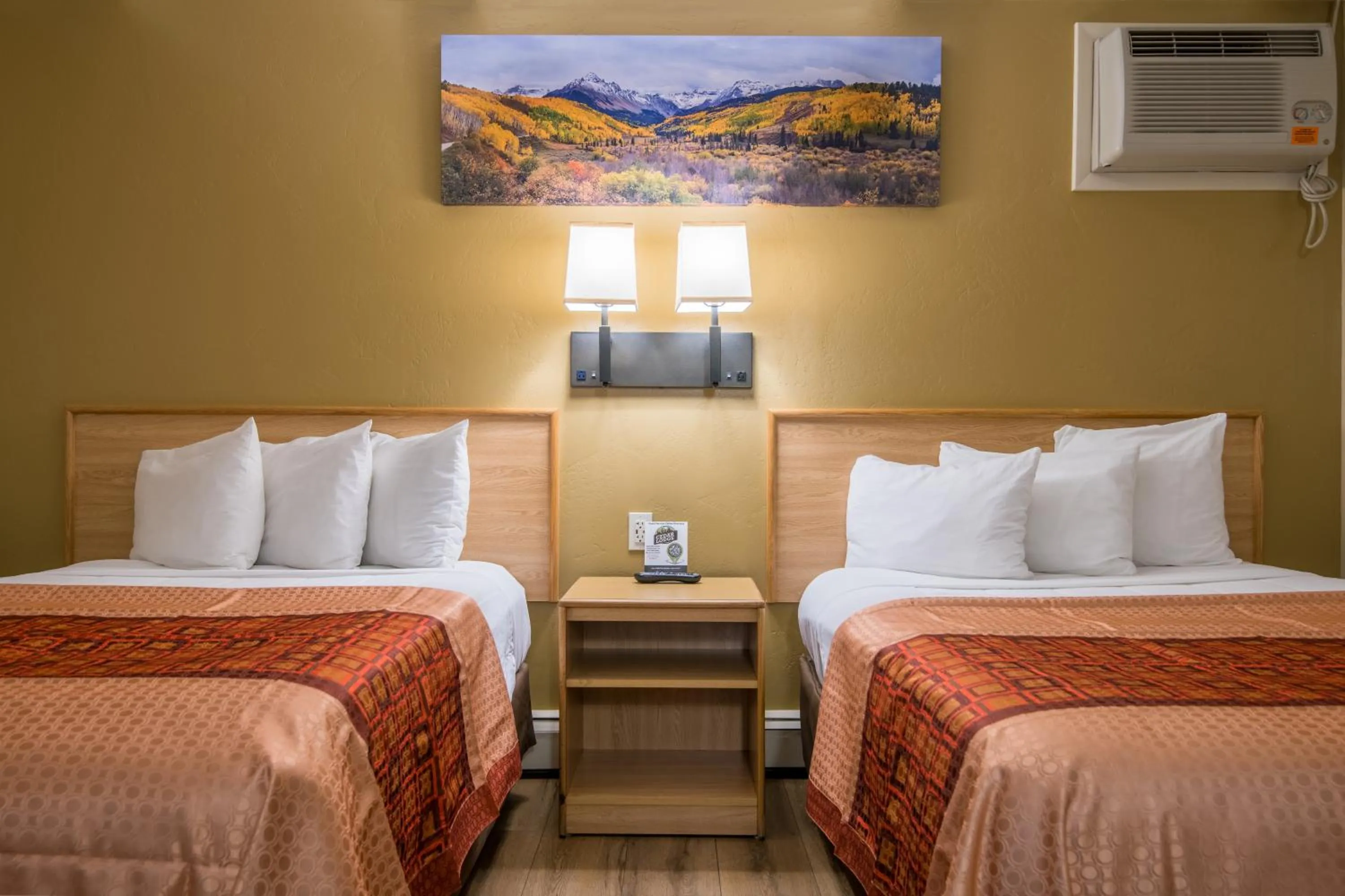 Bed in Glenwood Springs Cedar Lodge