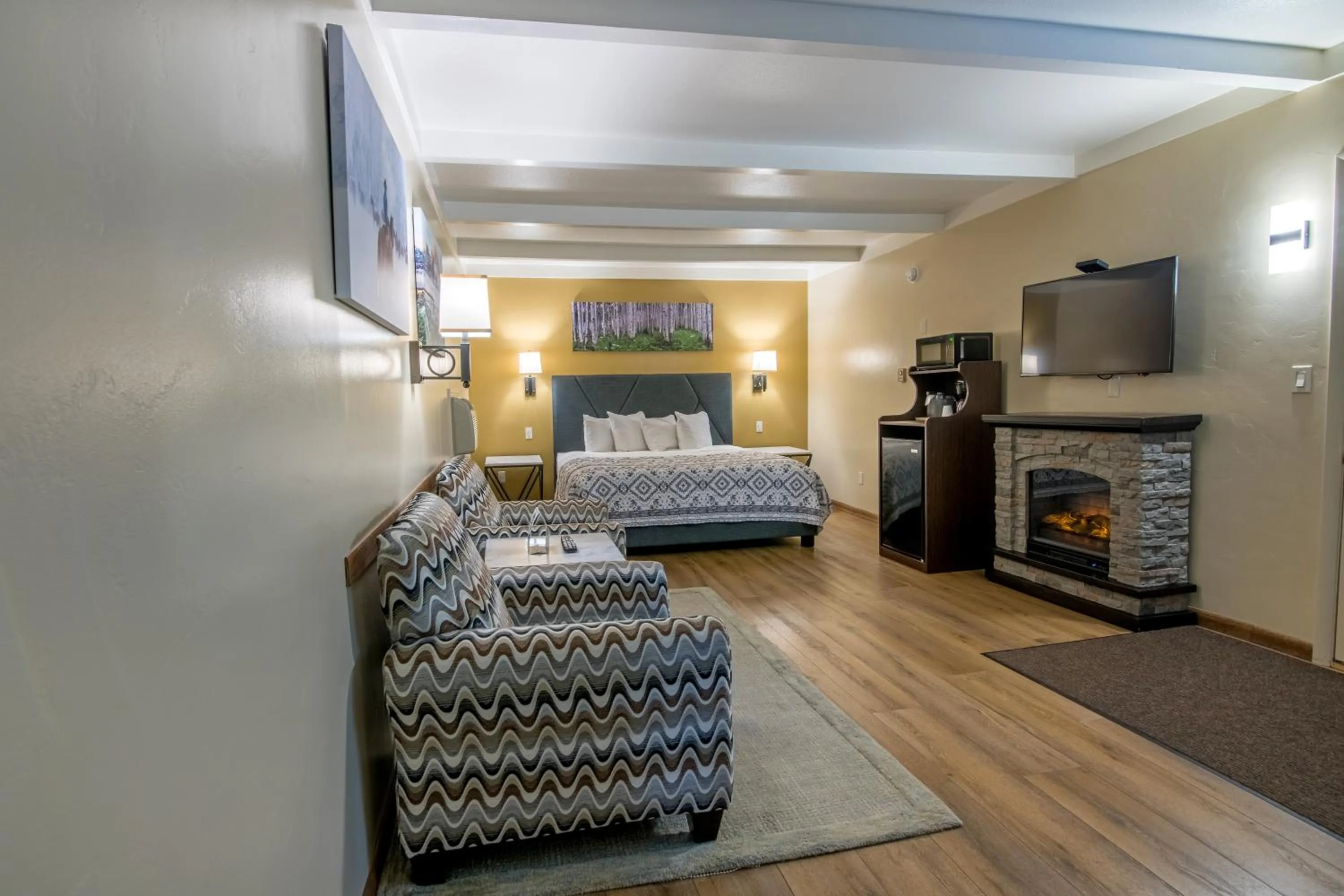 Photo of the whole room, Bed in Glenwood Springs Cedar Lodge