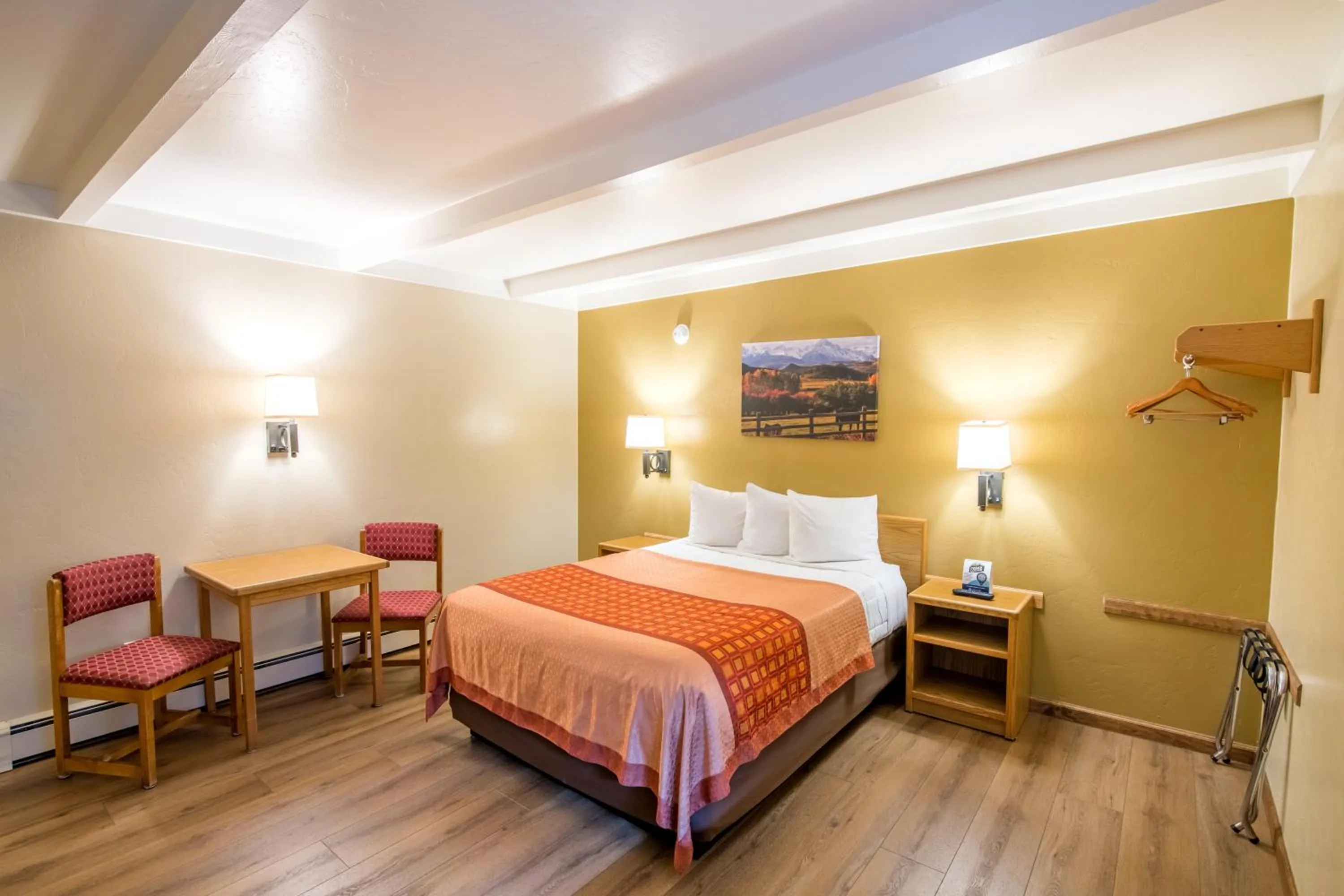 Bedroom, Bed in Glenwood Springs Cedar Lodge