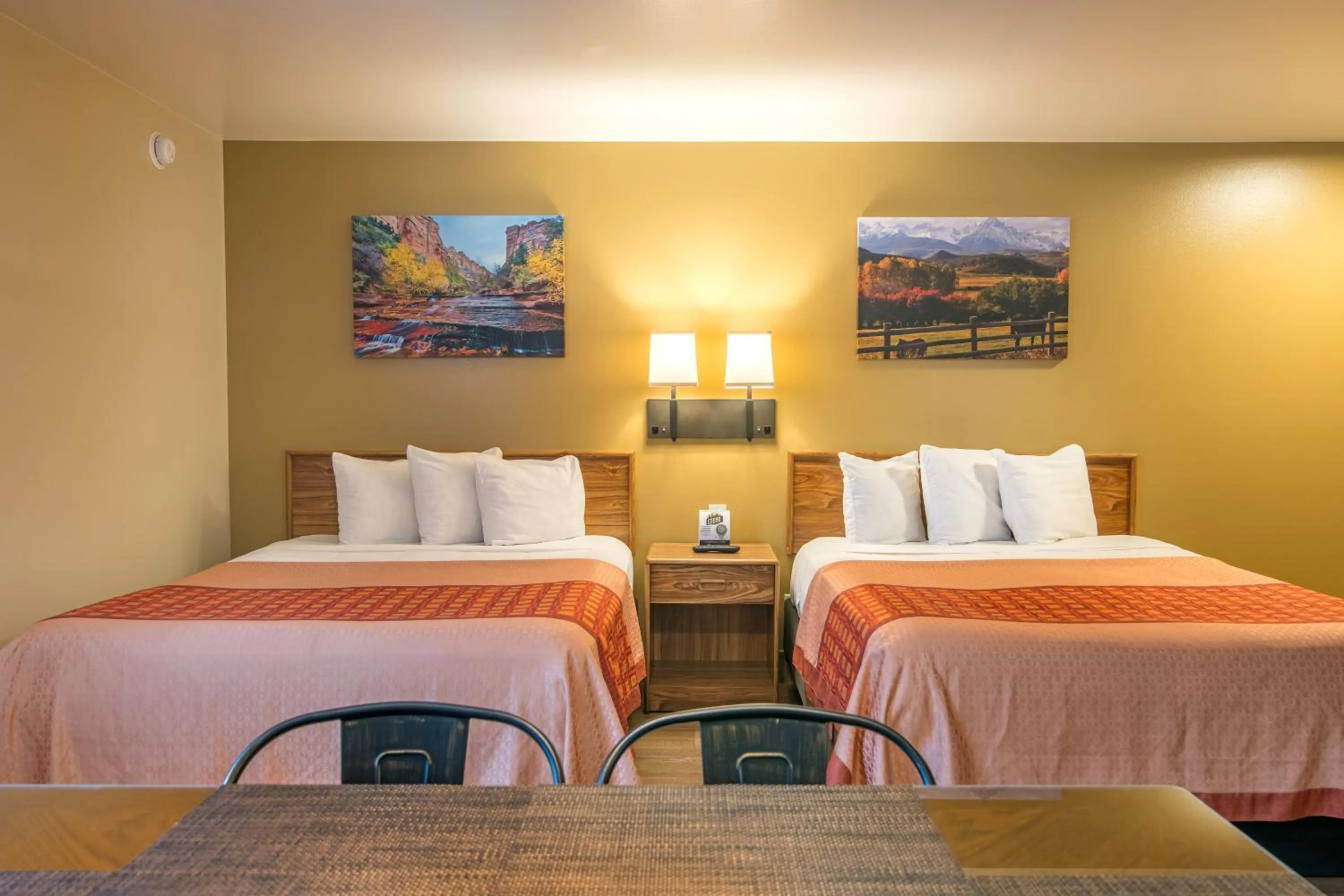 Bedroom, Bed in Glenwood Springs Cedar Lodge