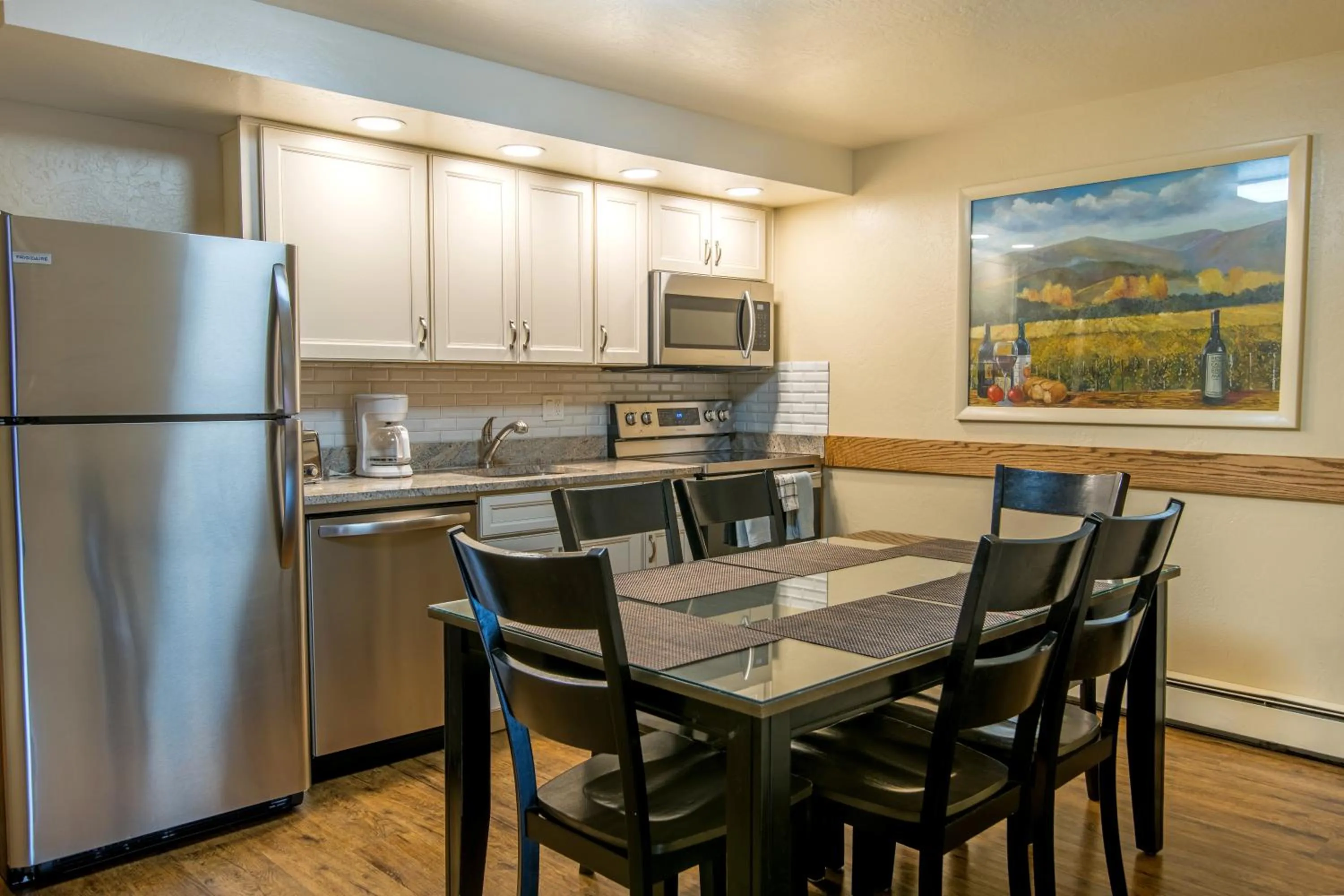 Kitchen or kitchenette in Glenwood Springs Cedar Lodge