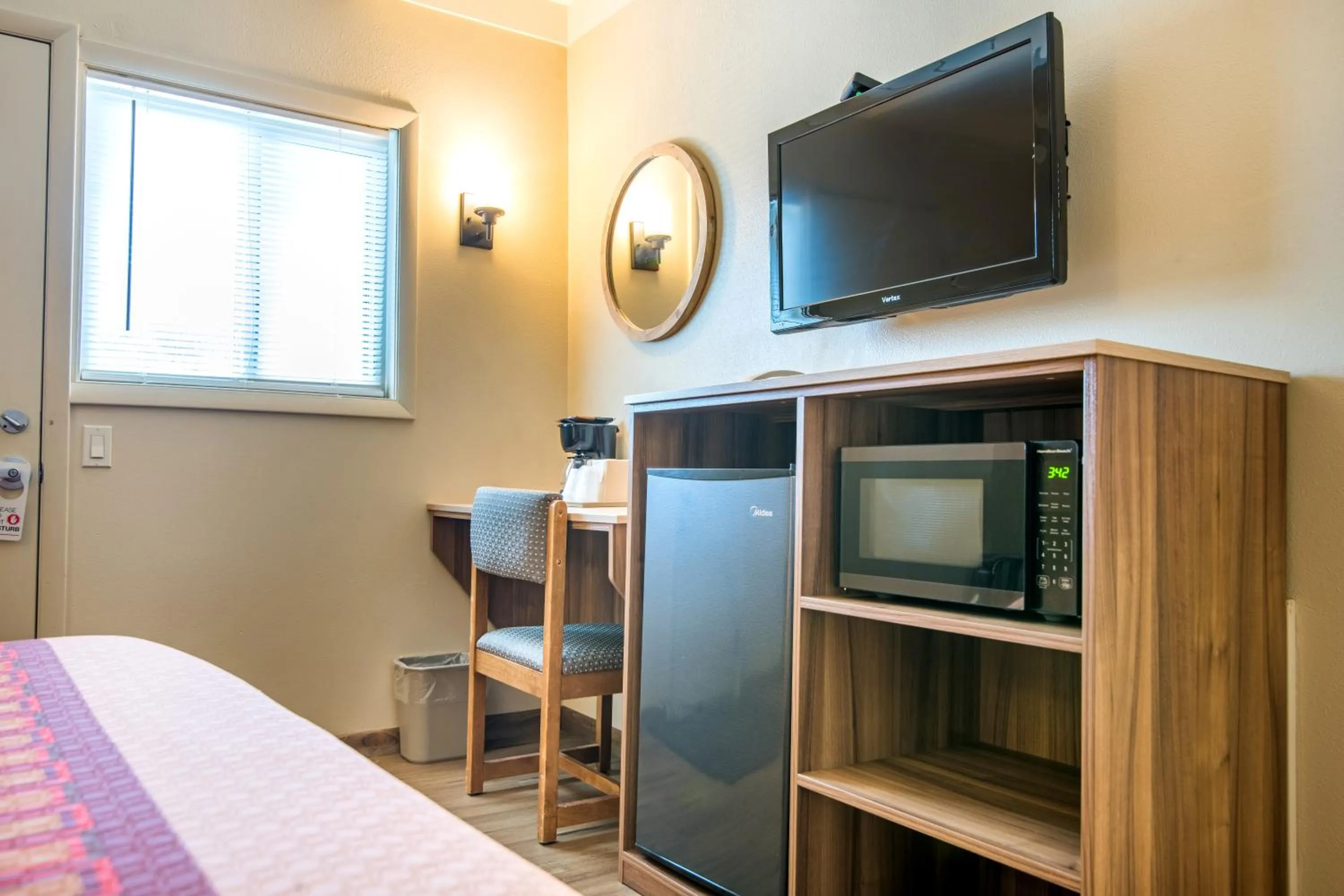 TV and multimedia, Bed in Glenwood Springs Cedar Lodge